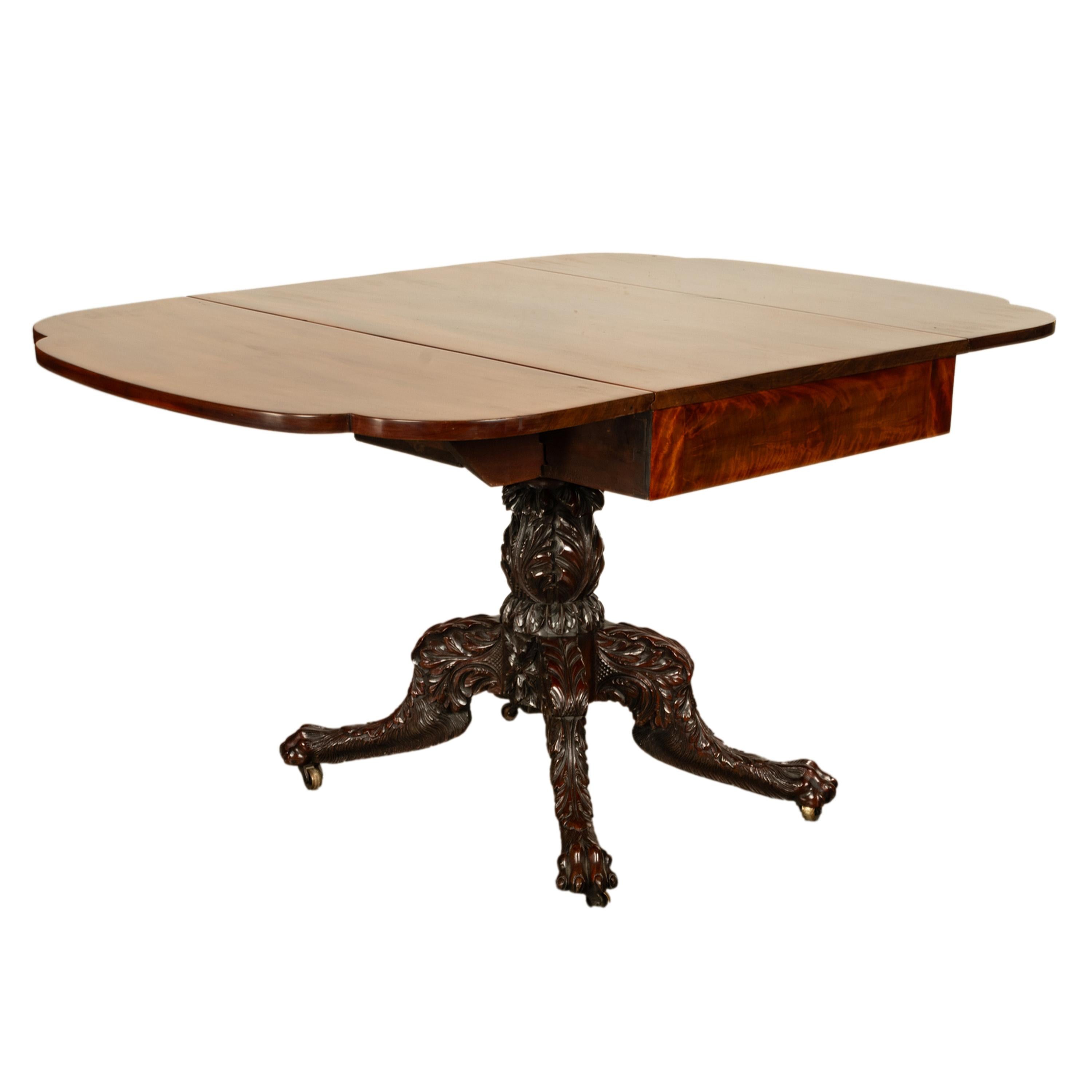 Antiker amerikanischer Klapptisch aus geschnitztem Mahagoni im Federal Empire-Stil, New York 1825 (Amerikanischer Imperialismus) im Angebot