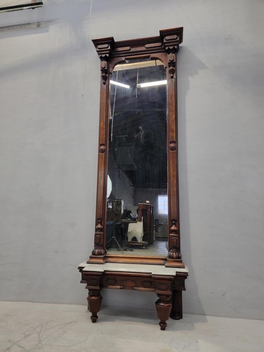 Miroir victorien ancien de style Eastlake en noyer et ronce de noyer avec un socle en marbre Carrera - Ensemble 2 pièces 

Ce miroir victorien ancien de style Eastlake en noyer et ronce de noyer avec un socle en marbre de Carrera est une pièce