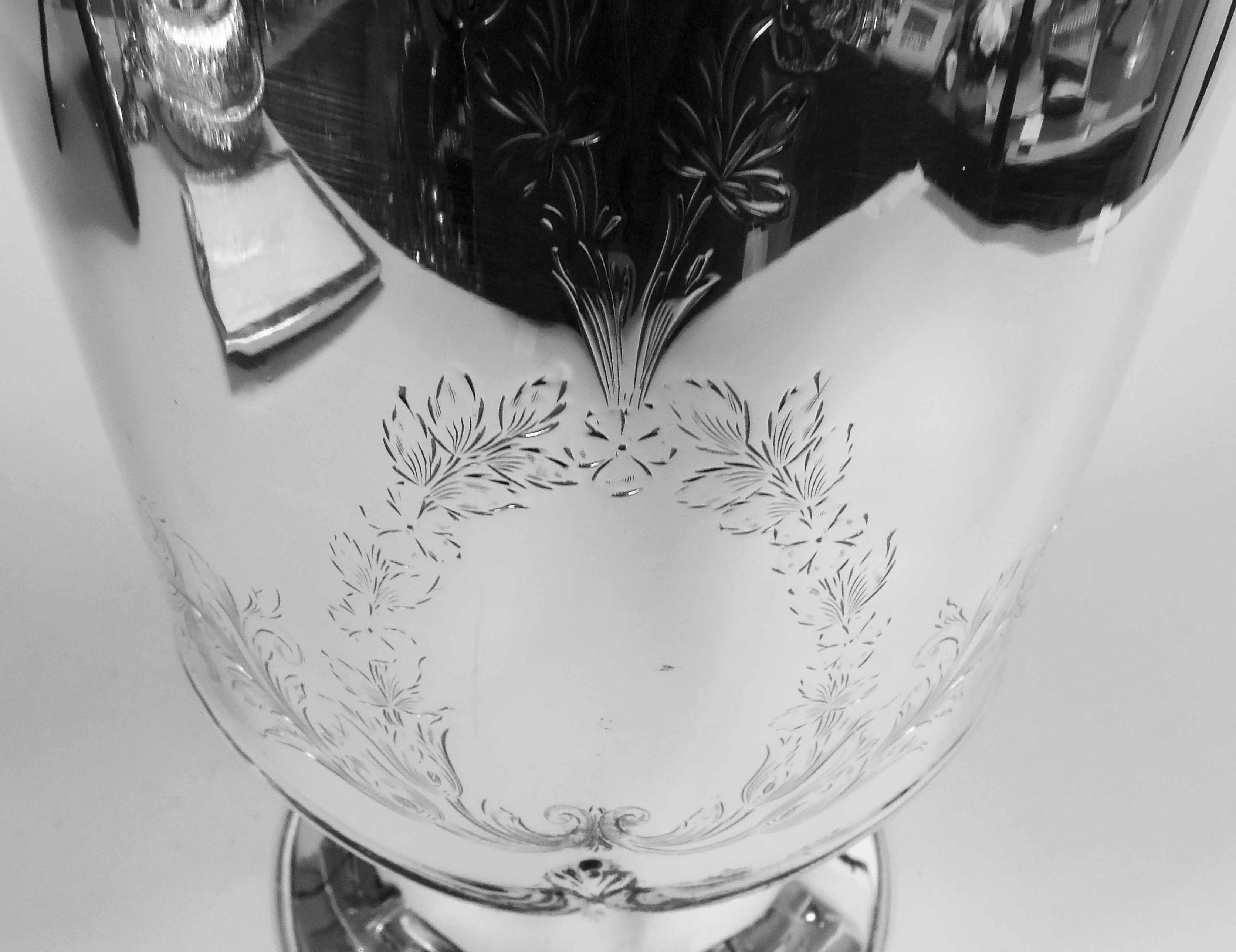 Gravé Antiquité américaine Edwardian Classical Sterling Silver 18-Inch Vase en vente