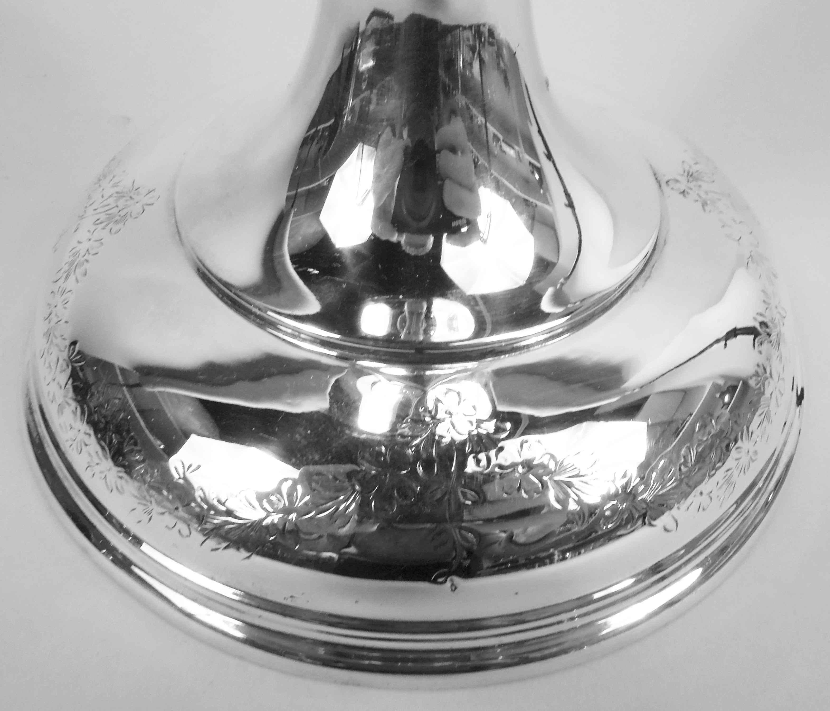 20ième siècle Antiquité américaine Edwardian Classical Sterling Silver 18-Inch Vase en vente