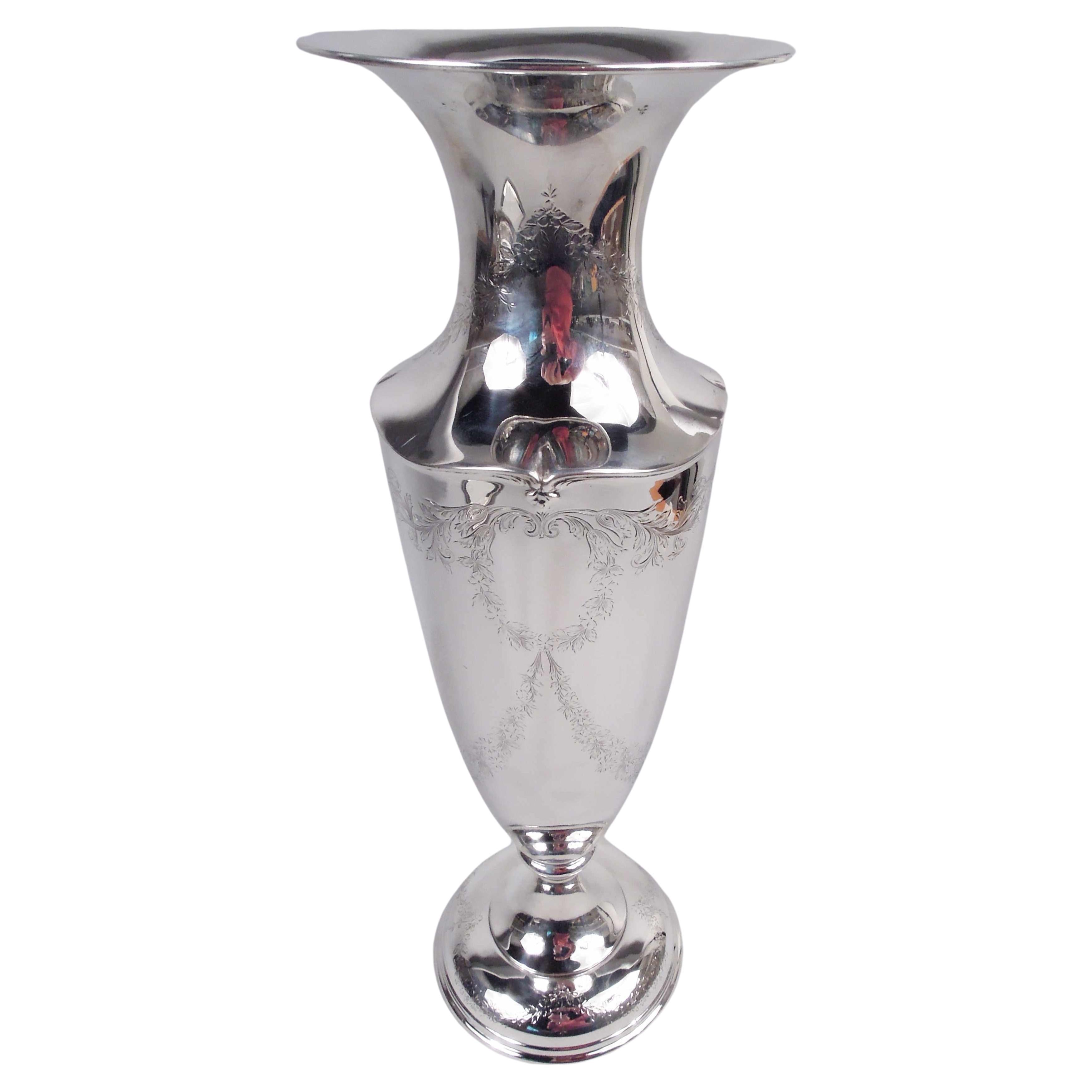 Antiquité américaine Edwardian Classical Sterling Silver 18-Inch Vase en vente