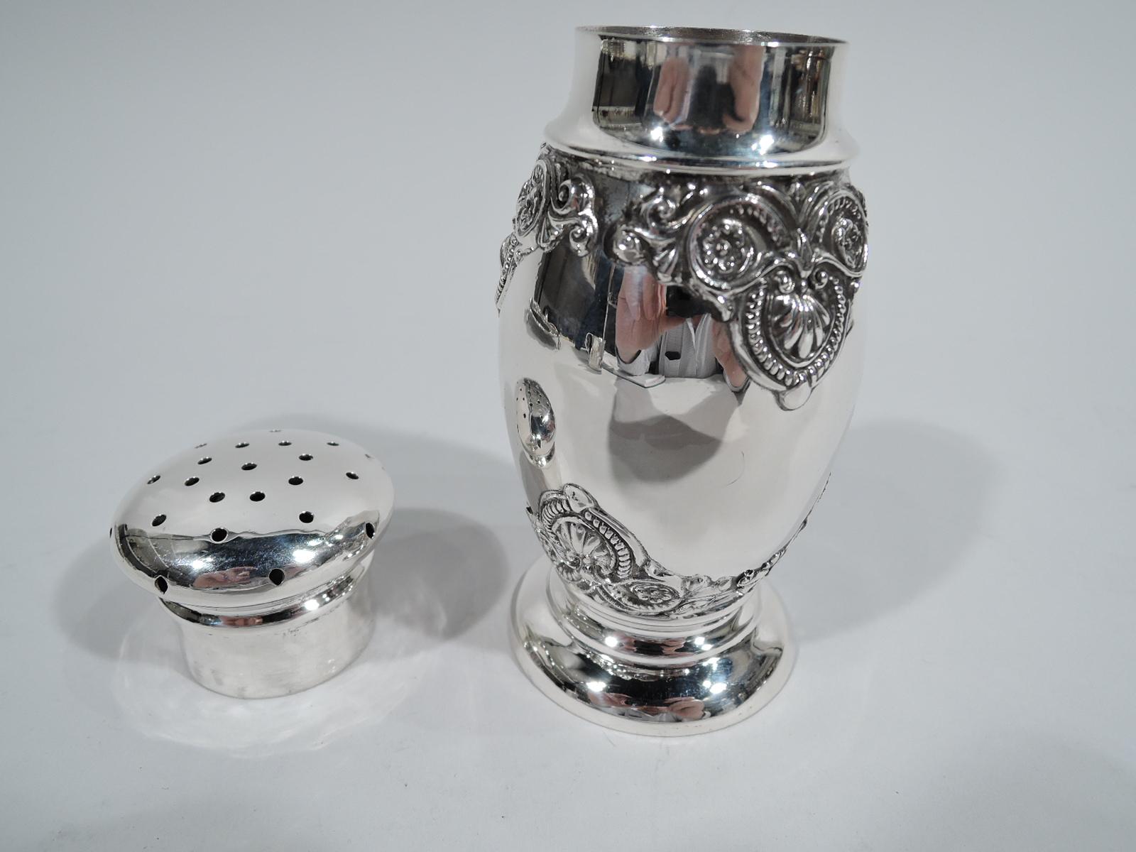 Antique American Edwardian Classical Sterling Silver Sugar Shaker In Excellent Condition In New York, NY