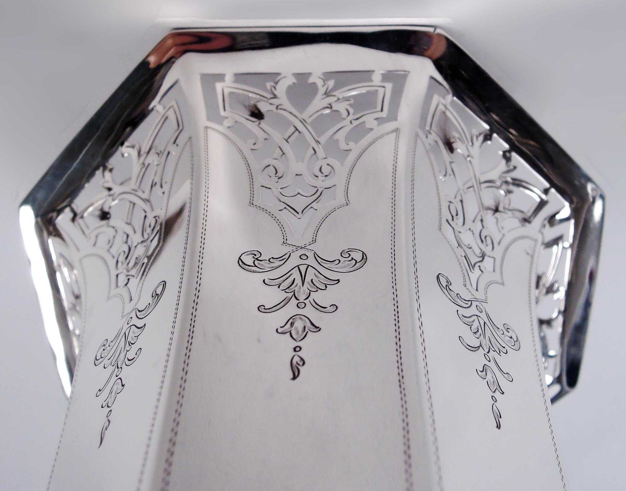 Vaso classico edoardiano in argento sterling. Prodotto da R. Wallace & Sons Mfg. Co. a Wallingford, Conn. nel 1910 circa. Affusolato con bordo svasato e piede rialzato. Sfaccettato con volute di foglie aperte in cornici curvilinee; fiori pendenti