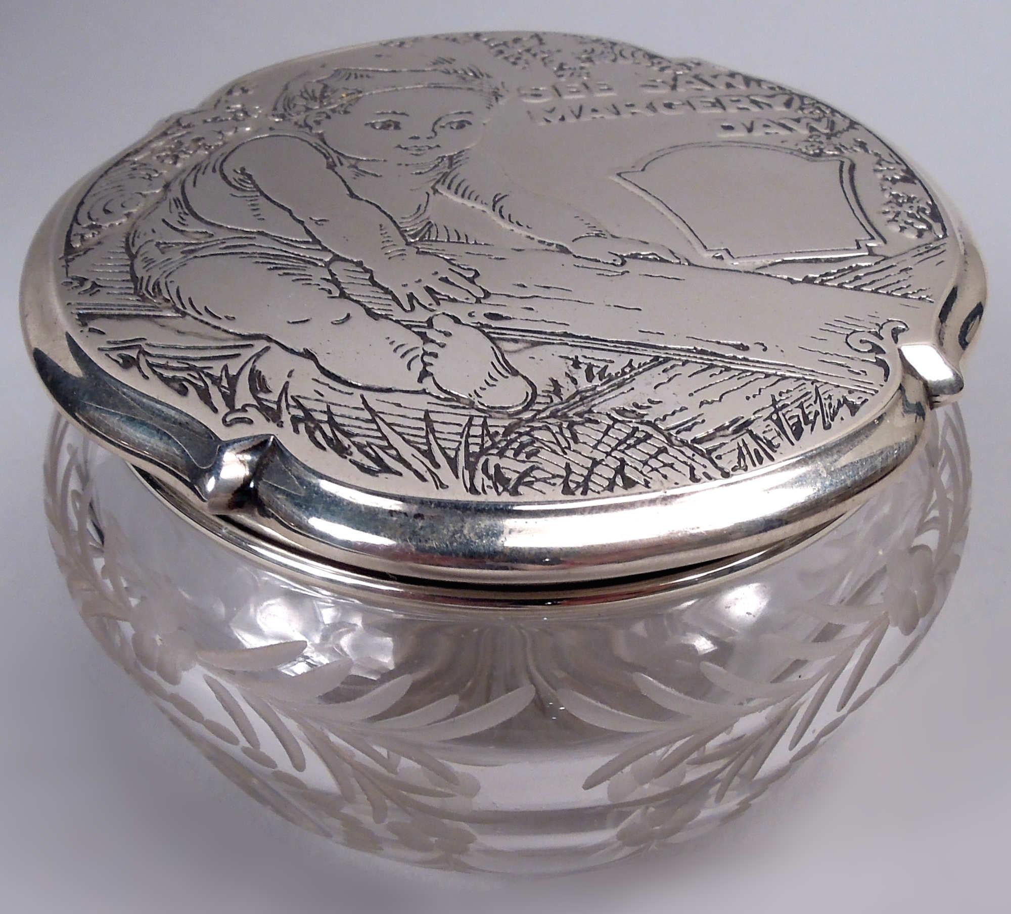 Scatola di vanità edoardiana, 1920 circa. Ciotola in vetro affusolata con cornici ovali (libere) circondate da foglie stilizzate e rami di fiori. Coperchio piatto e a serpentina in argento sterling. Nella parte superiore della copertina è incisa