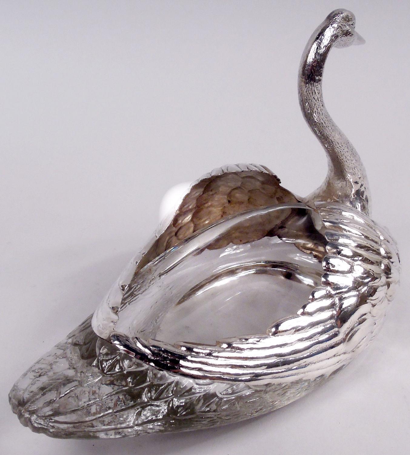 Cigno edoardiano in argento e vetro, 1920 circa. Corpo in vetro con piume della coda imbricate. Montatura in argento 925 con ali piumate e grazioso collo a s-scroll e testa con sguardo penetrante e becco lungo e chiuso. Marcato 