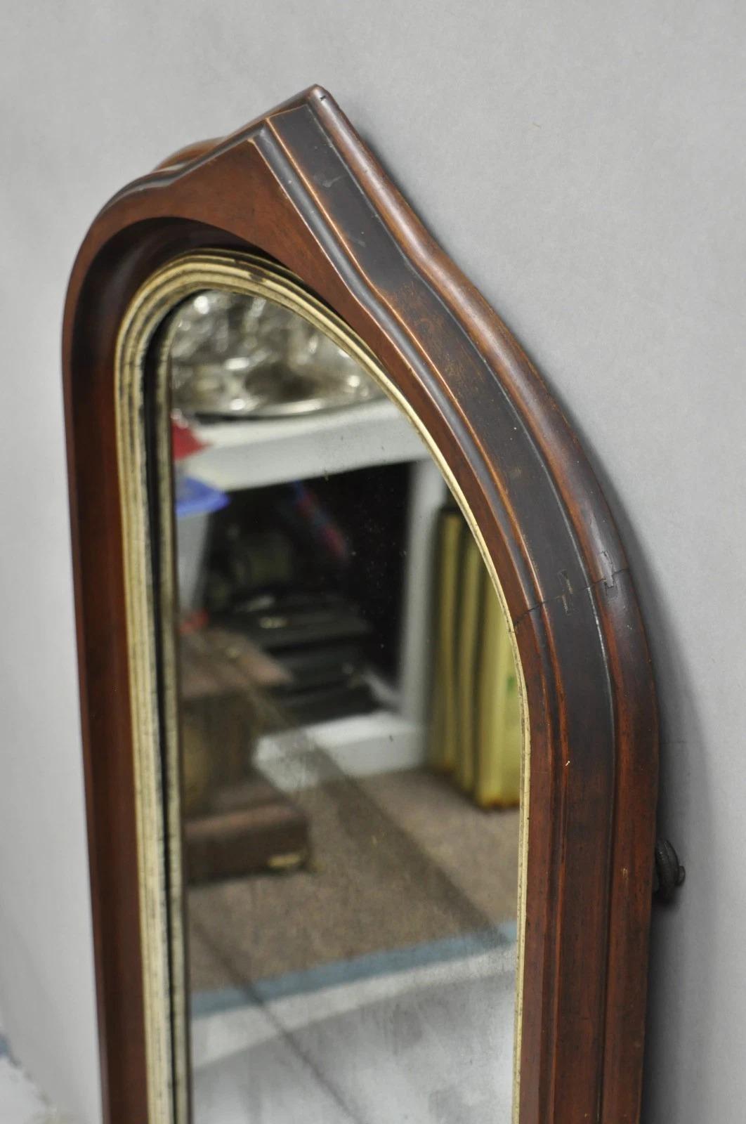 Inviaci un messaggio con il tuo codice postale per richiedere un preventivo per la spedizione negli Stati Uniti.

Antique Mirror da parete con cornice in legno di mogano ad arco profondo e finiture dorate in argento. Circa alla fine del XIX secolo.