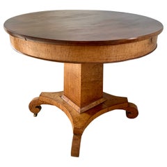 Ancienne table centrale à piédestal en ronce de noyer de style Empire américain