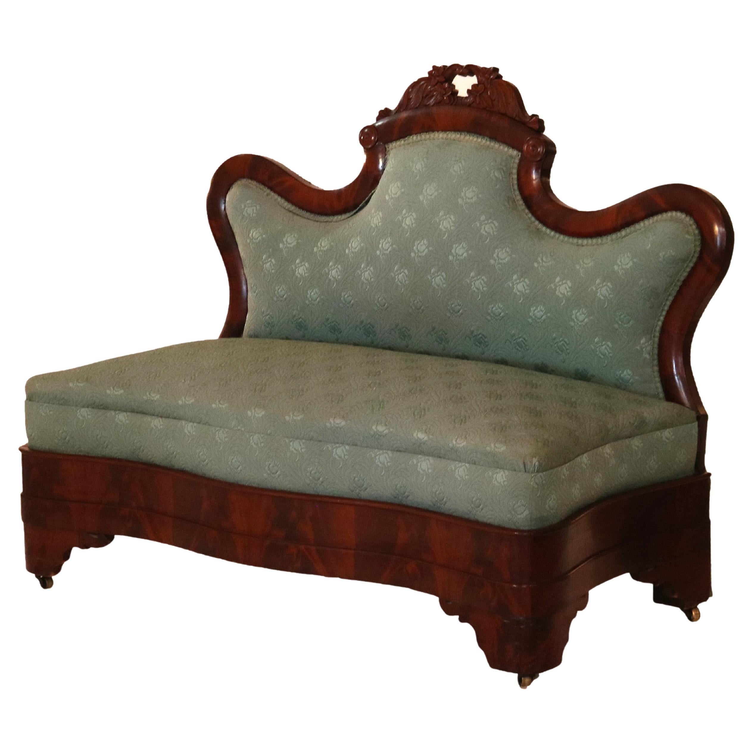 Antiguo Banco Imperio Americano de Caoba Tallada y Tapizado C1850 en venta