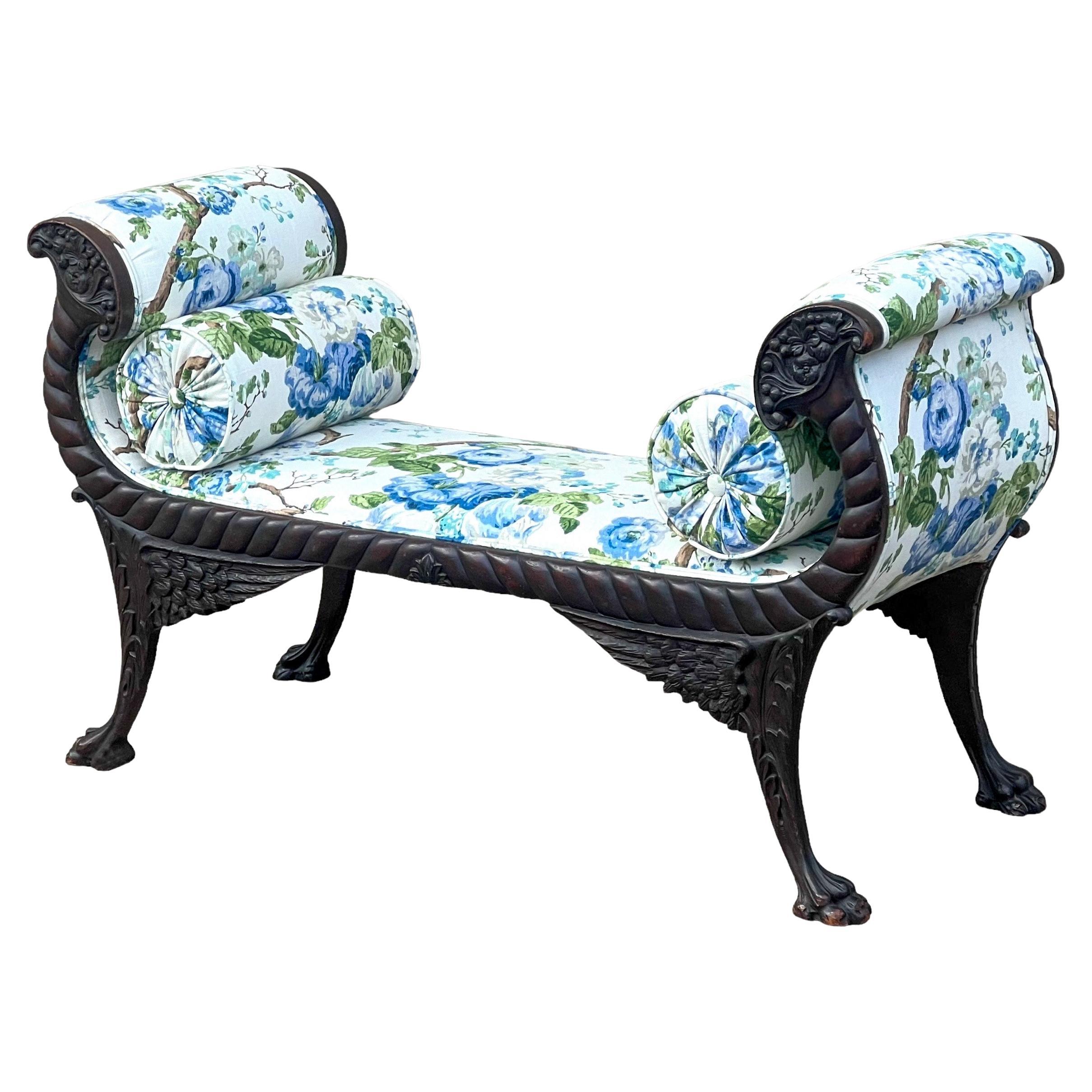 Ancien banc Empire américain en acajou sculpté avec tapisserie florale bleue et blanche  en vente