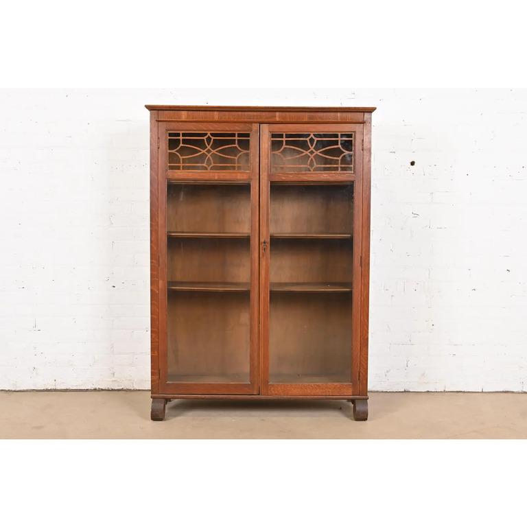 Magnifique bibliothèque ancienne de style Empire ou Arts & Crafts.

À la manière de Stickley Brothers

États-Unis, vers 1890

Magnifique chêne scié sur quartier, avec des portes d'entrée en verre à meneaux et des ferrures en laiton d'origine. Les