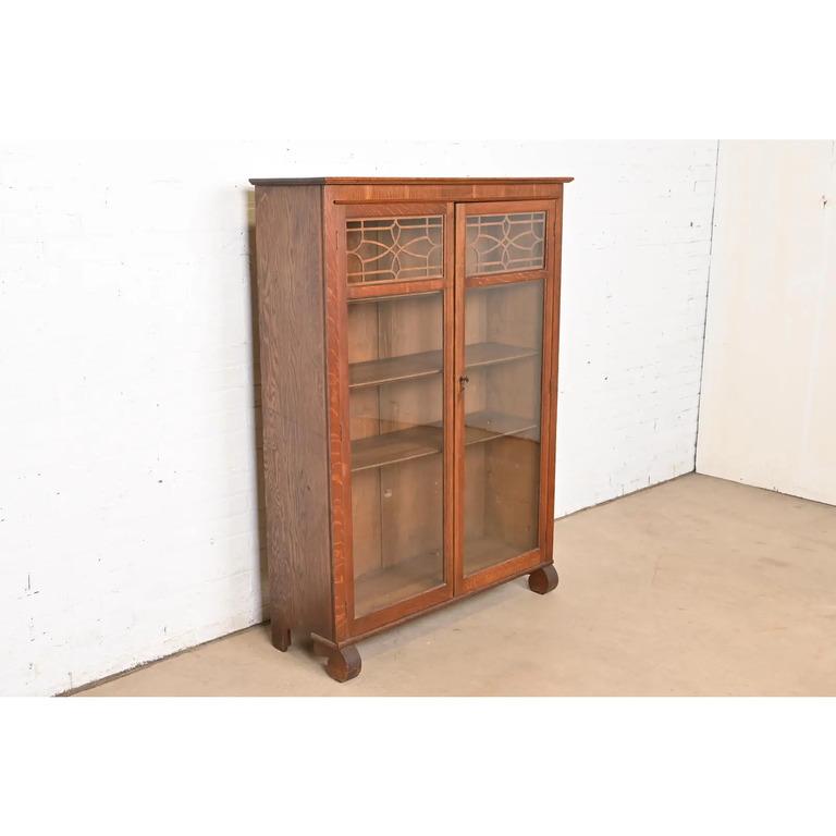 Fin du XIXe siècle Bibliothèque ancienne de style Empire américain en chêne sculpté avec façade en verre, vers 1890 en vente
