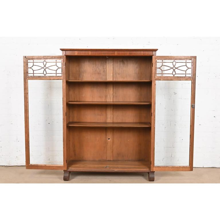 Laiton Bibliothèque ancienne de style Empire américain en chêne sculpté avec façade en verre, vers 1890 en vente