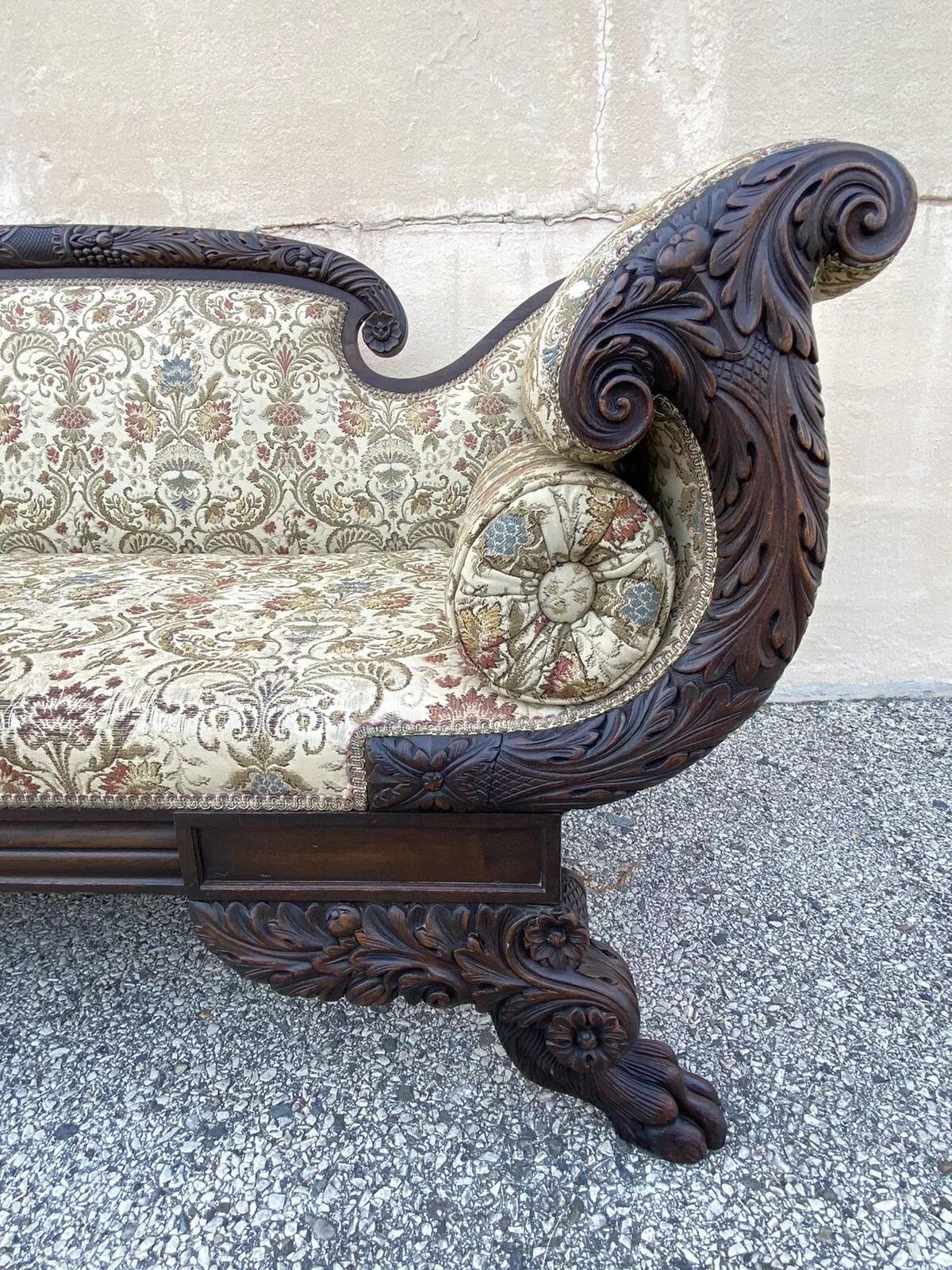 Antiguo Sofá Americano Imperio Clásico de Caoba Tallada con Pie de Pata y Brazo Cornucopia en venta 6