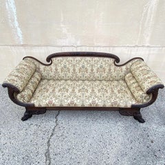 Antiguo Sofá Americano Imperio Clásico de Caoba Tallada con Pie de Pata y Brazo Cornucopia
