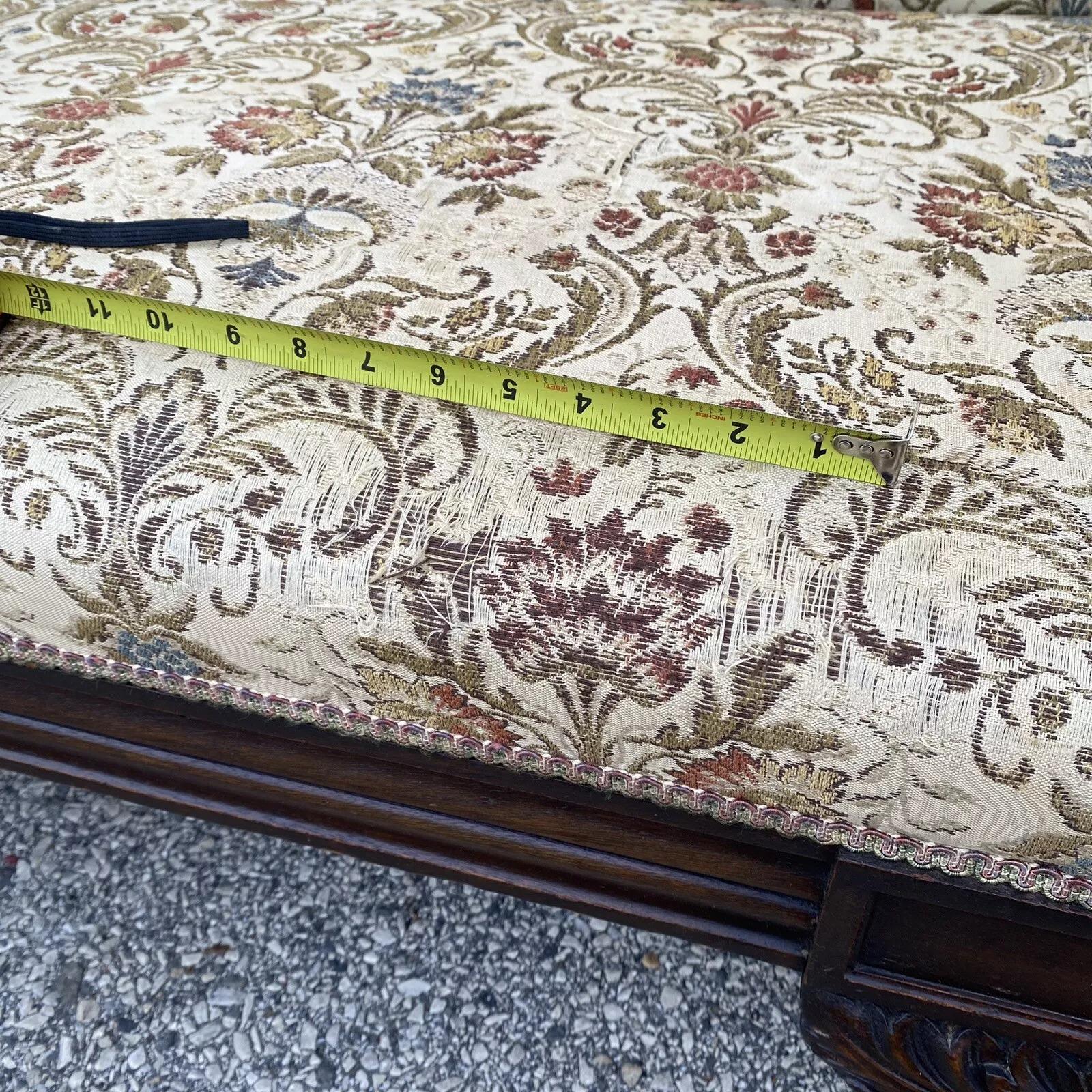 Antiguo Sofá Americano Imperio Clásico de Caoba Tallada con Pie de Pata y Brazo Cornucopia en venta 1