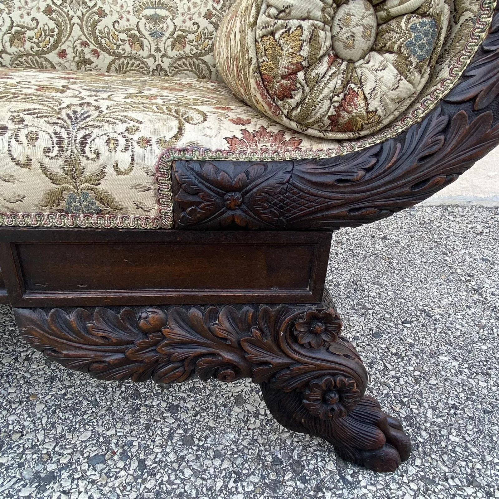 Antiguo Sofá Americano Imperio Clásico de Caoba Tallada con Pie de Pata y Brazo Cornucopia en venta 3