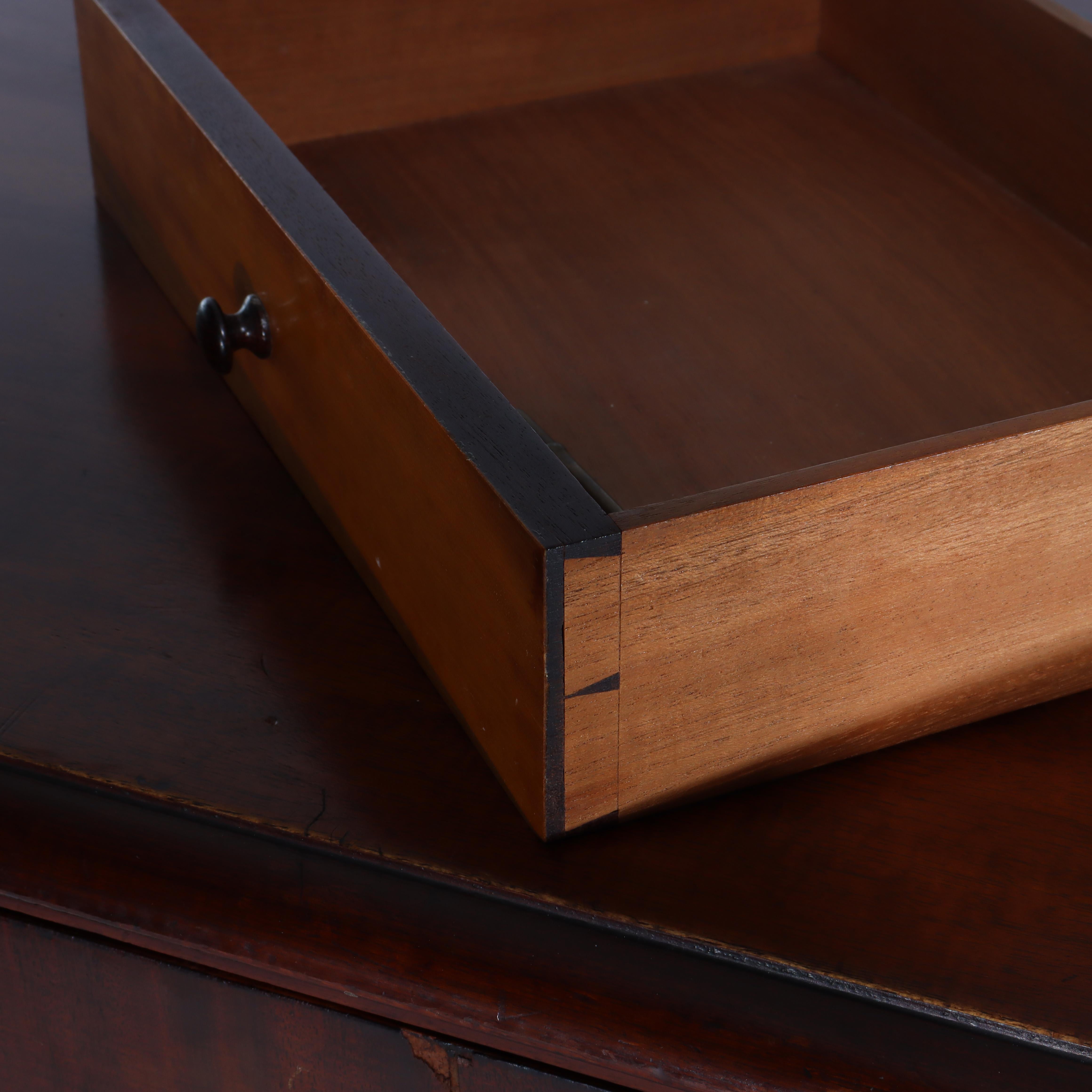 Antiker amerikanischer Empire-Schreibtisch aus Mahagoni mit klassischer Flamme, um 1840 im Angebot 7