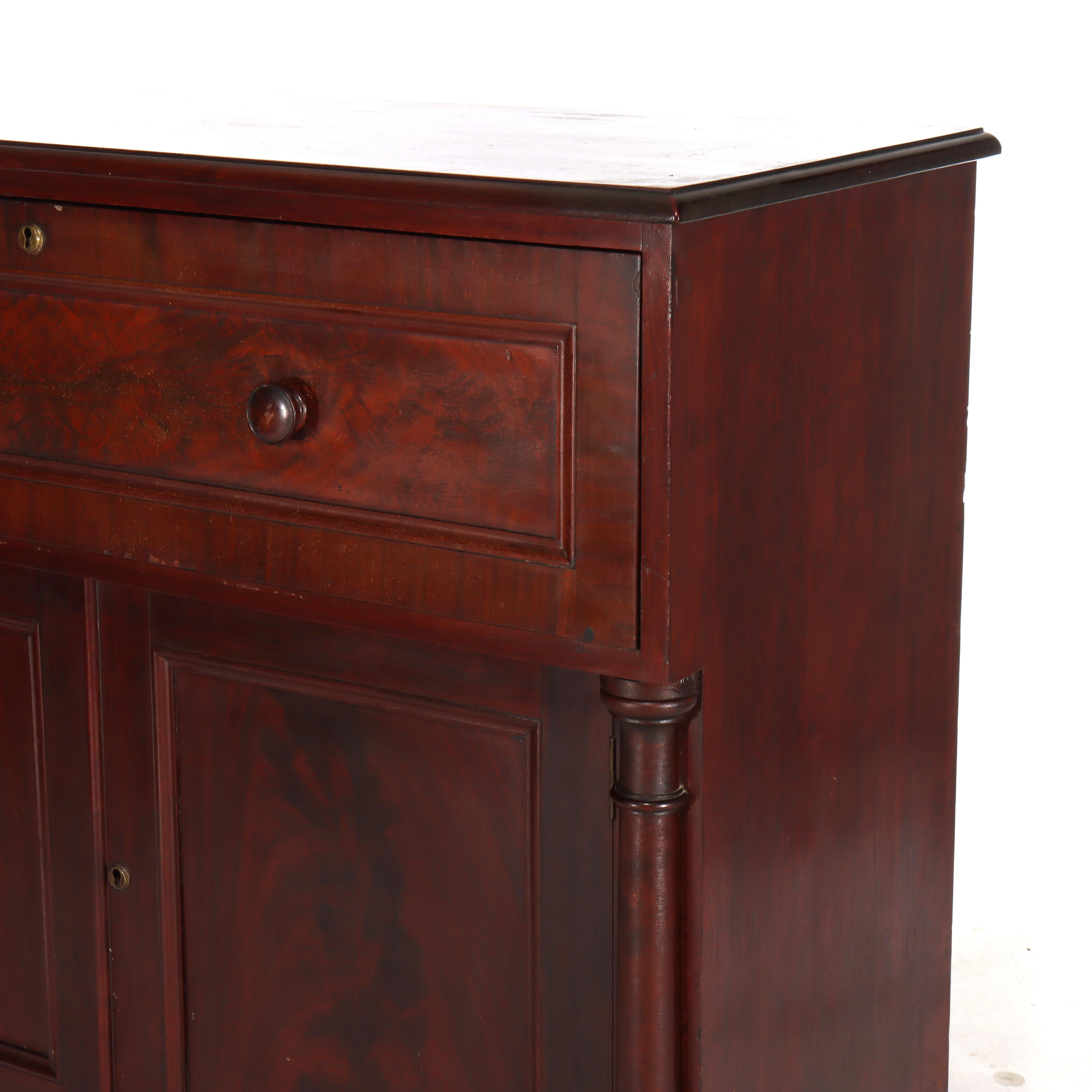 Antiker amerikanischer Empire-Schreibtisch aus Mahagoni mit klassischer Flamme, um 1840 im Zustand „Gut“ im Angebot in Big Flats, NY