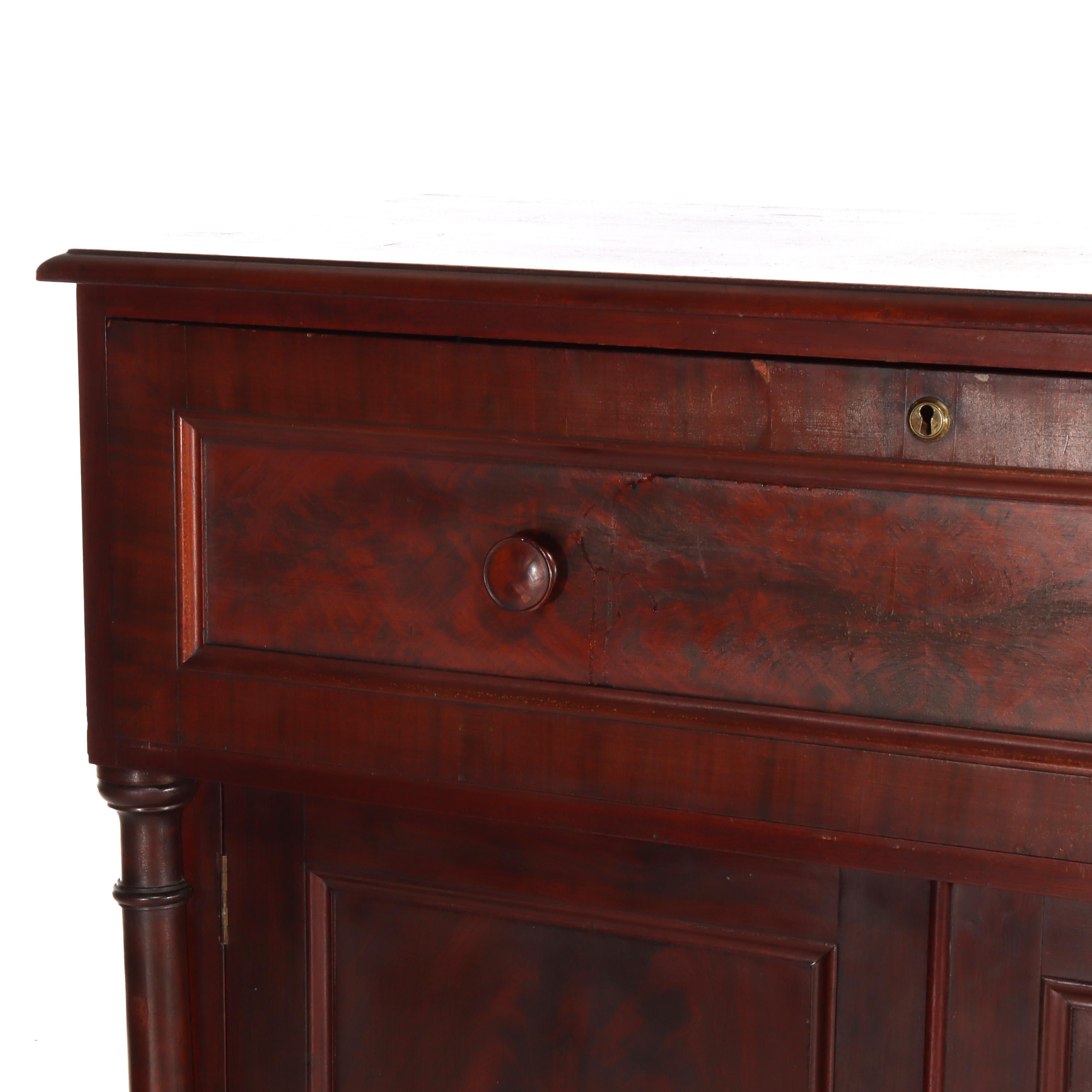 Antiker amerikanischer Empire-Schreibtisch aus Mahagoni mit klassischer Flamme, um 1840 im Angebot 1