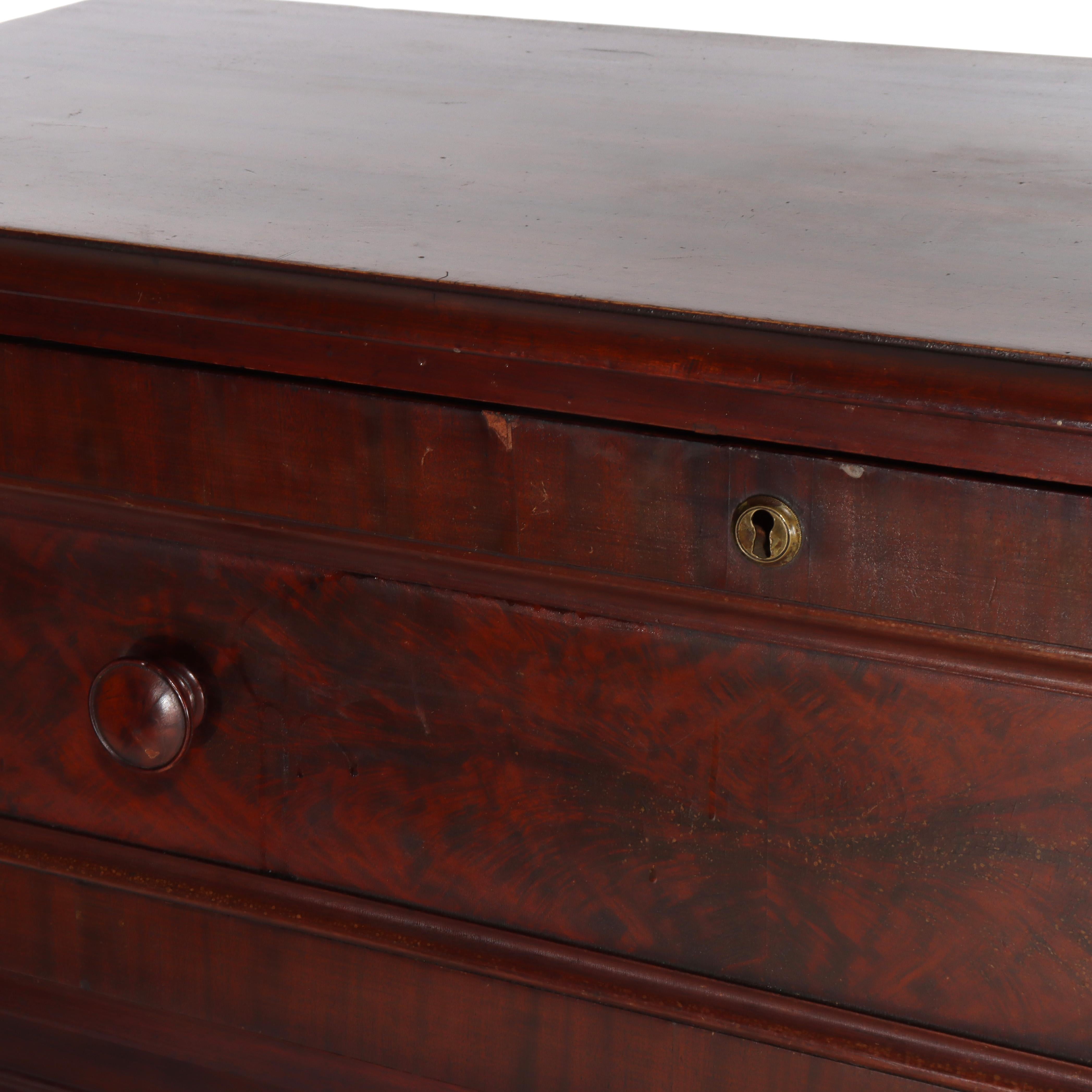 Antiker amerikanischer Empire-Schreibtisch aus Mahagoni mit klassischer Flamme, um 1840 im Angebot 2