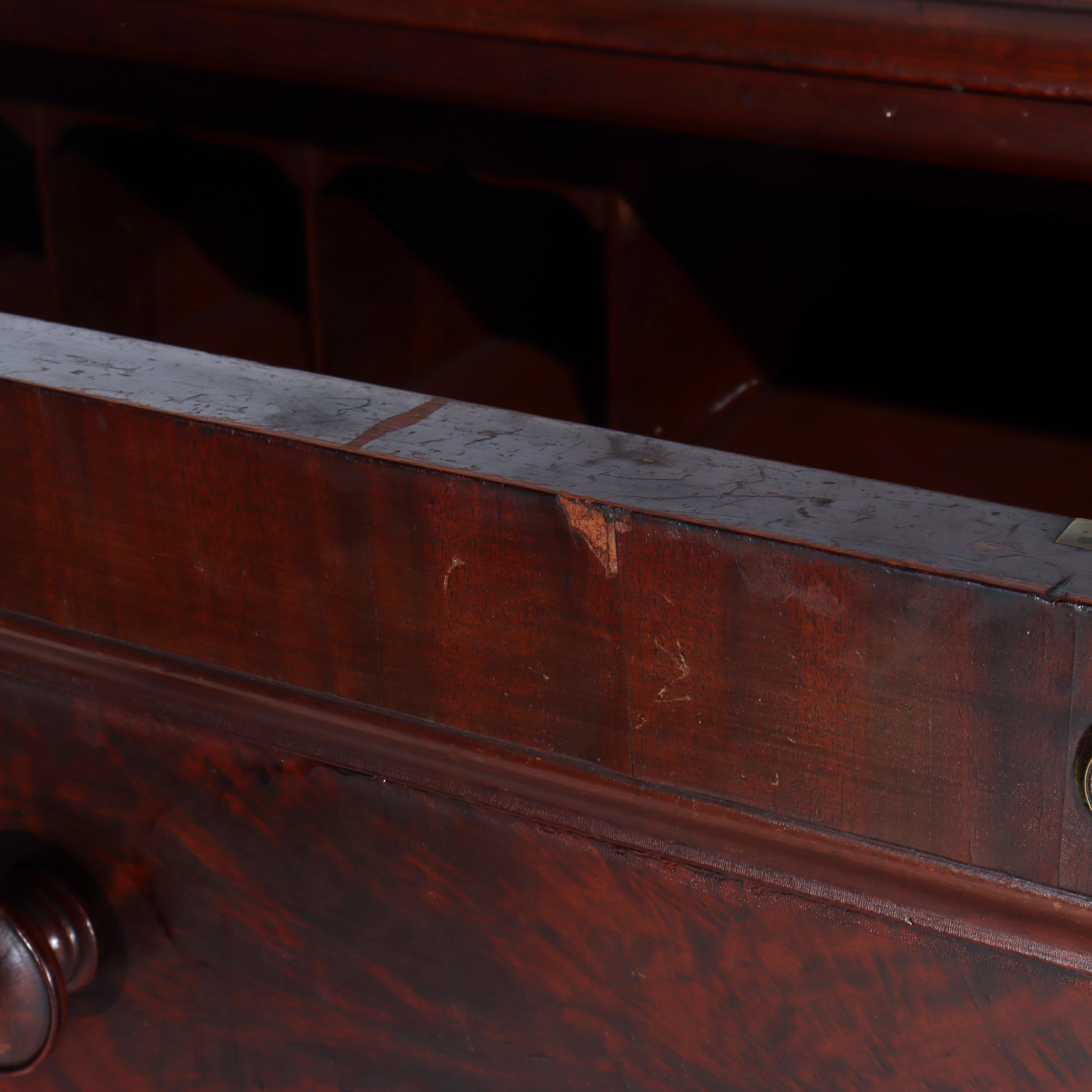 Antiker amerikanischer Empire-Schreibtisch aus Mahagoni mit klassischer Flamme, um 1840 im Angebot 3