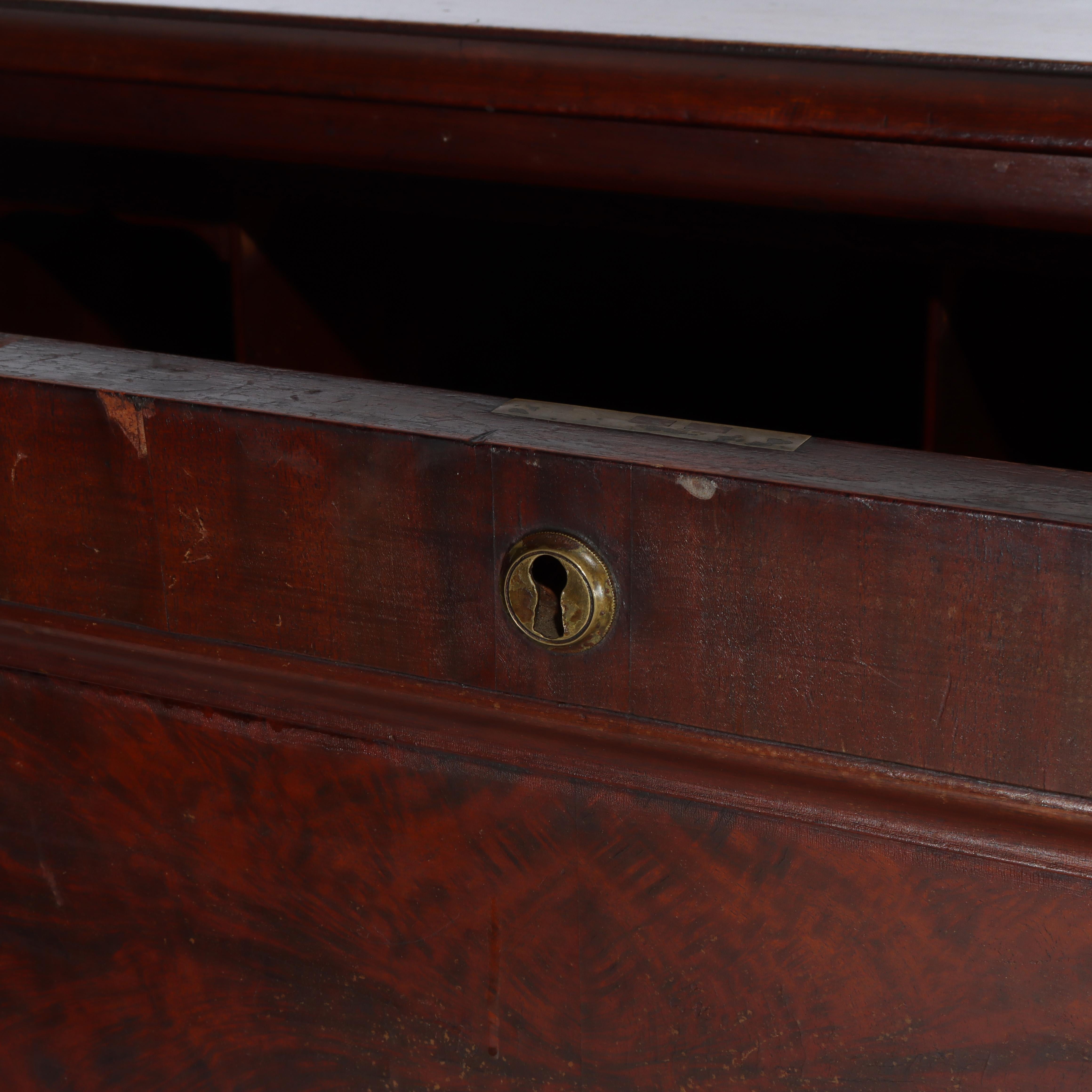 Antiker amerikanischer Empire-Schreibtisch aus Mahagoni mit klassischer Flamme, um 1840 im Angebot 4