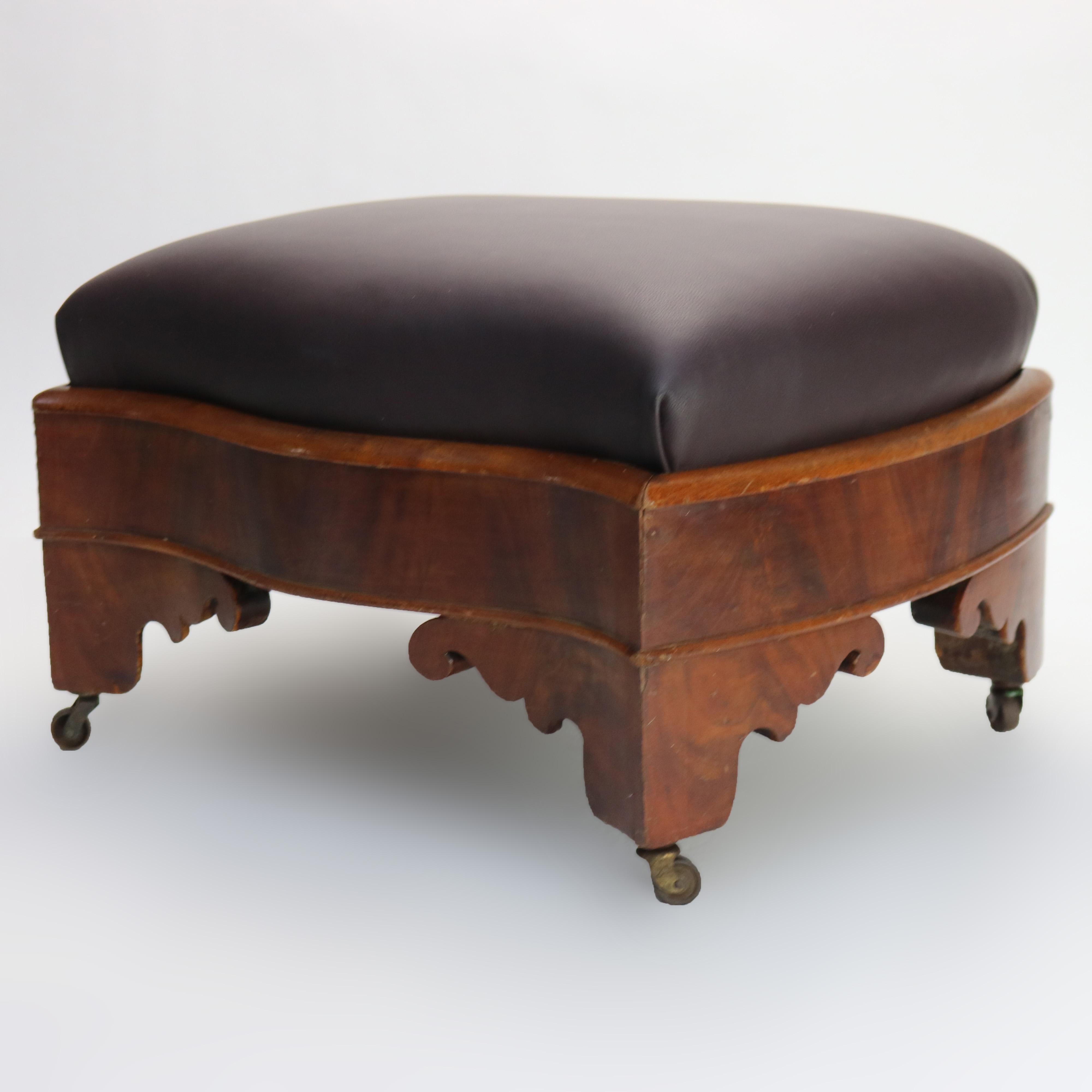 Antiguo taburete de pie de caoba clásico imperio americano C1840 en venta 5