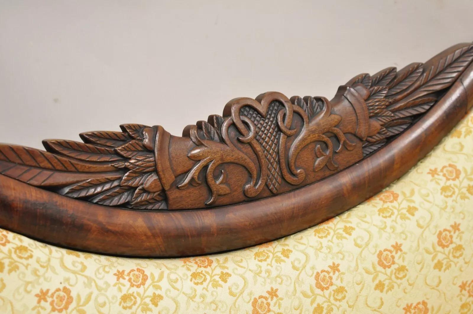 Inconnu Ancienne paire de bancs à pantoufles en acajou sculpté de l'Empire Antiques - une paire en vente
