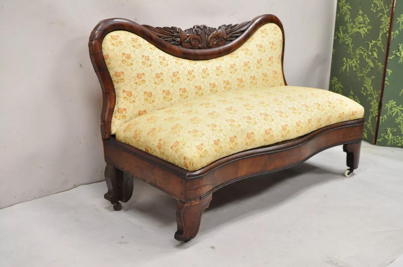 Ancienne paire de bancs à pantoufles en acajou sculpté de l'Empire Antiques - une paire Bon état - En vente à Philadelphia, PA