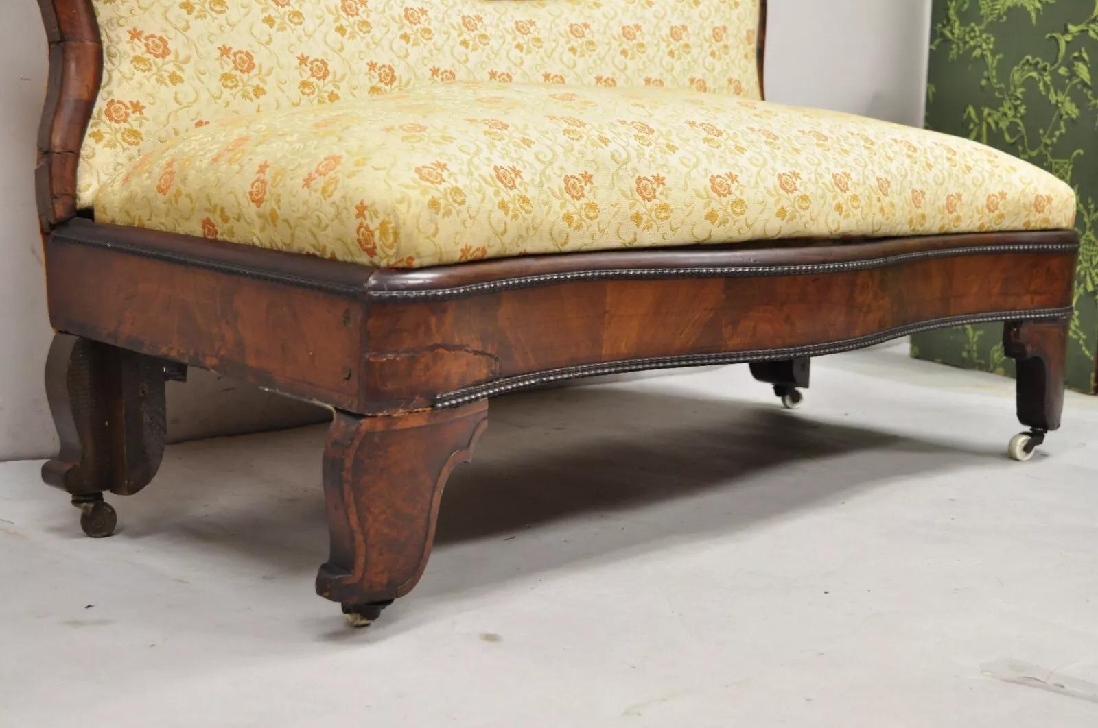 Ancienne paire de bancs à pantoufles en acajou sculpté de l'Empire Antiques - une paire en vente 1