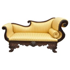 Antico Divano Chaise Lounge Impero Americano in mogano scolpito e ricamato in oro