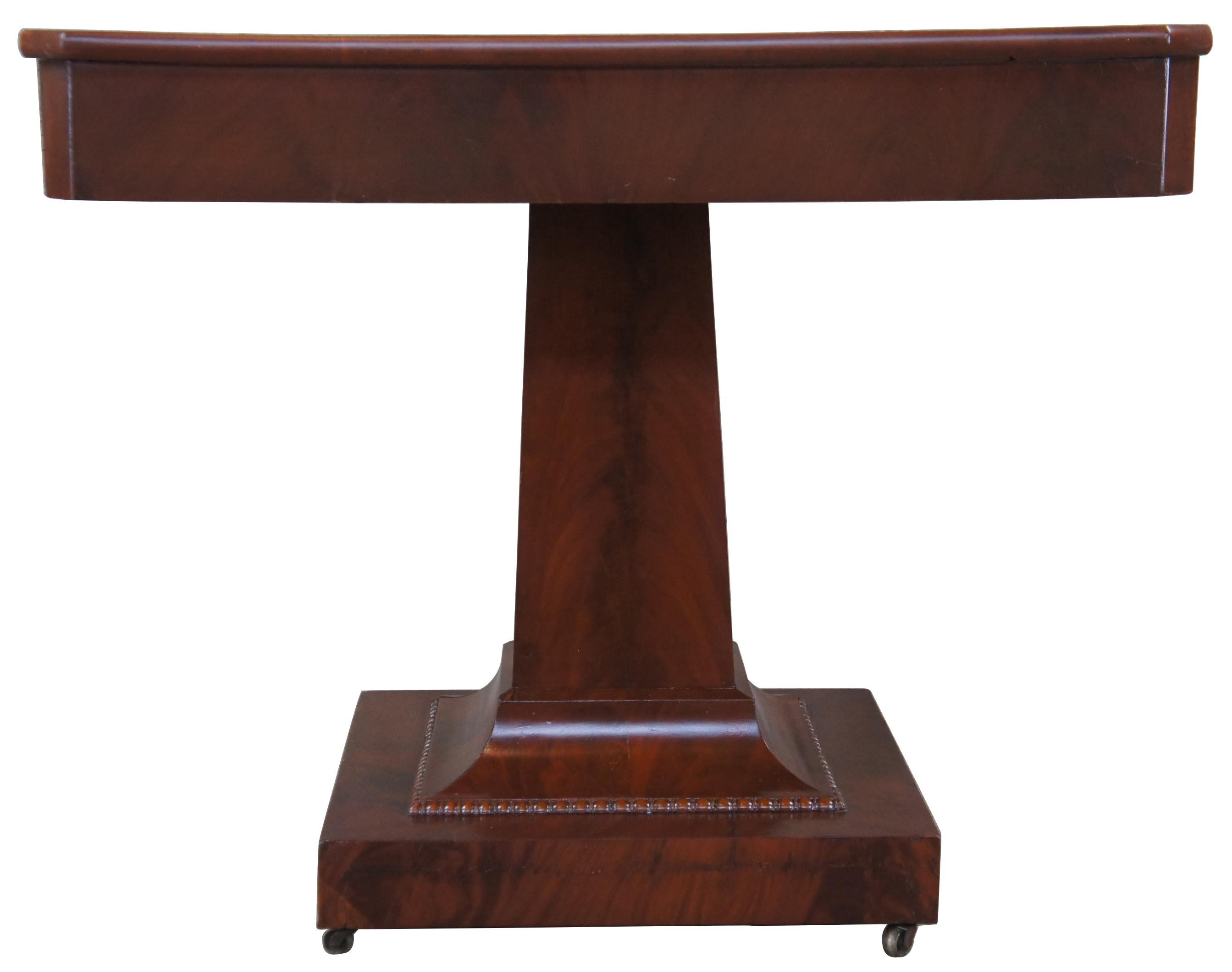 Antique American Empire Flame Crotch Mahogany Pedestal Dining Center Table In Good Condition In Dayton, OH