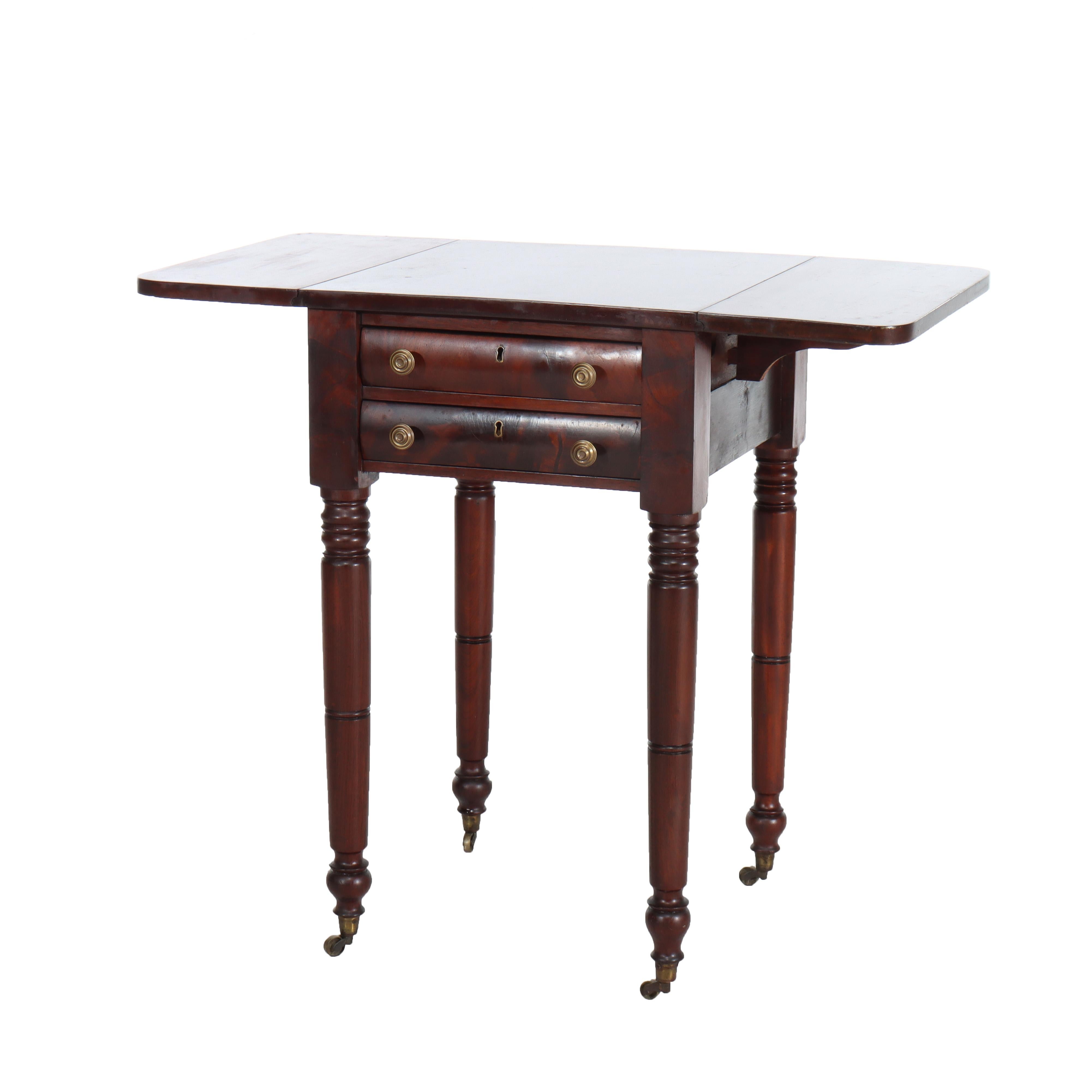 Ancienne table de travail à 2 tiroirs en acajou flammé Empire c1840 Bon état - En vente à Big Flats, NY