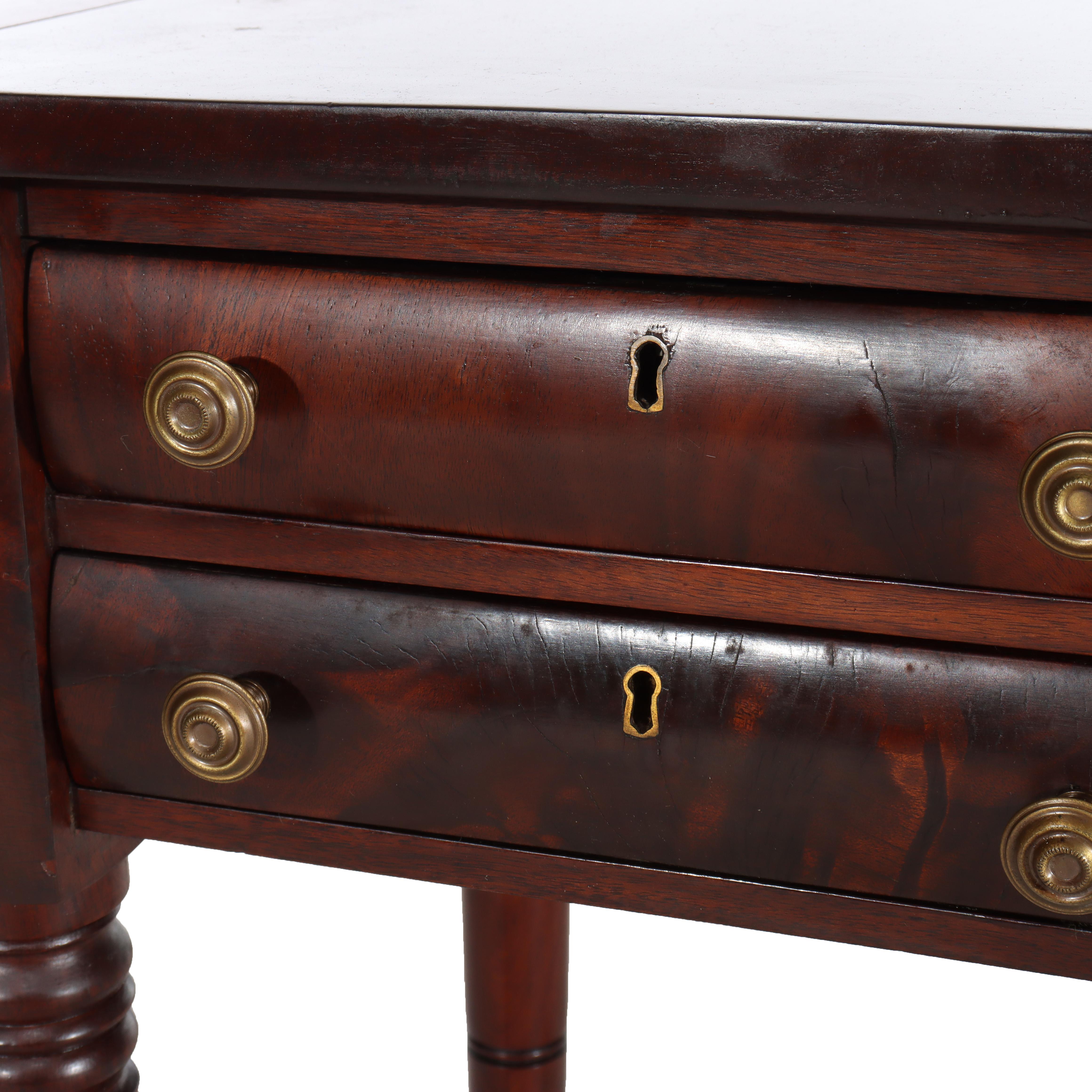 Acajou Ancienne table de travail à 2 tiroirs en acajou flammé Empire c1840 en vente