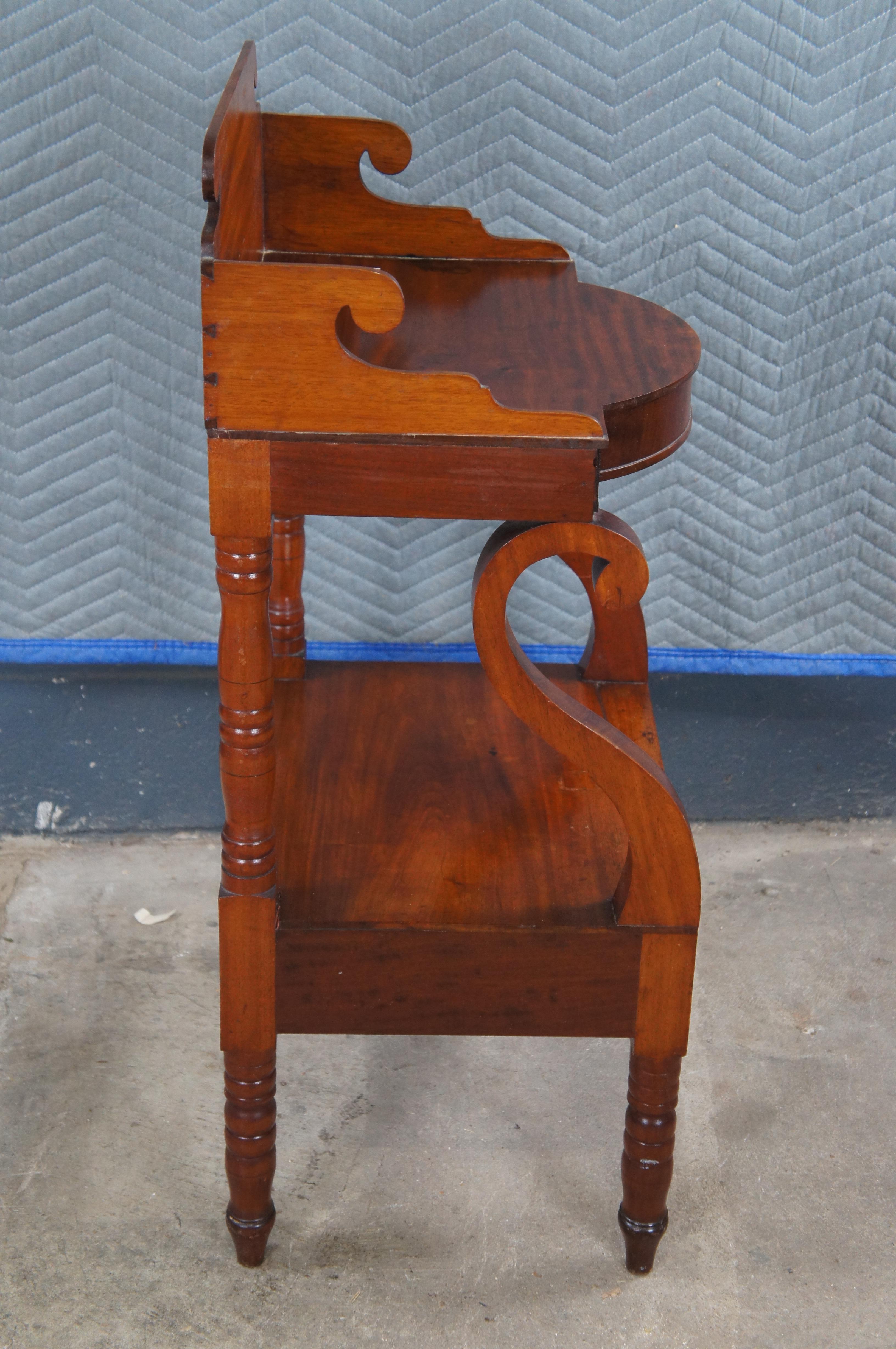 Ancienne table d'appoint à 2 niveaux en acajou flammé Empire américain 38