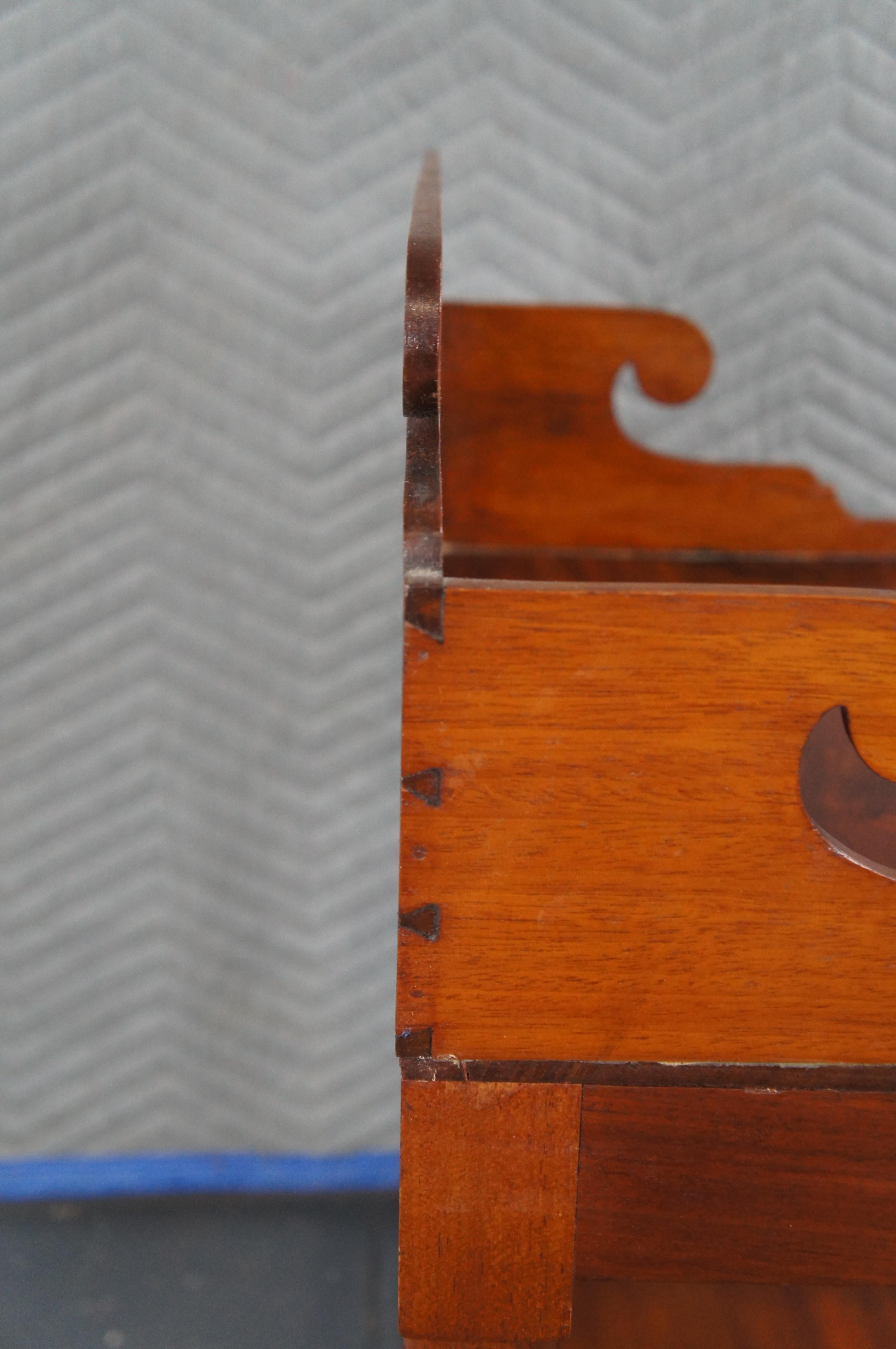 Ancienne table d'appoint à 2 niveaux en acajou flammé Empire américain 38