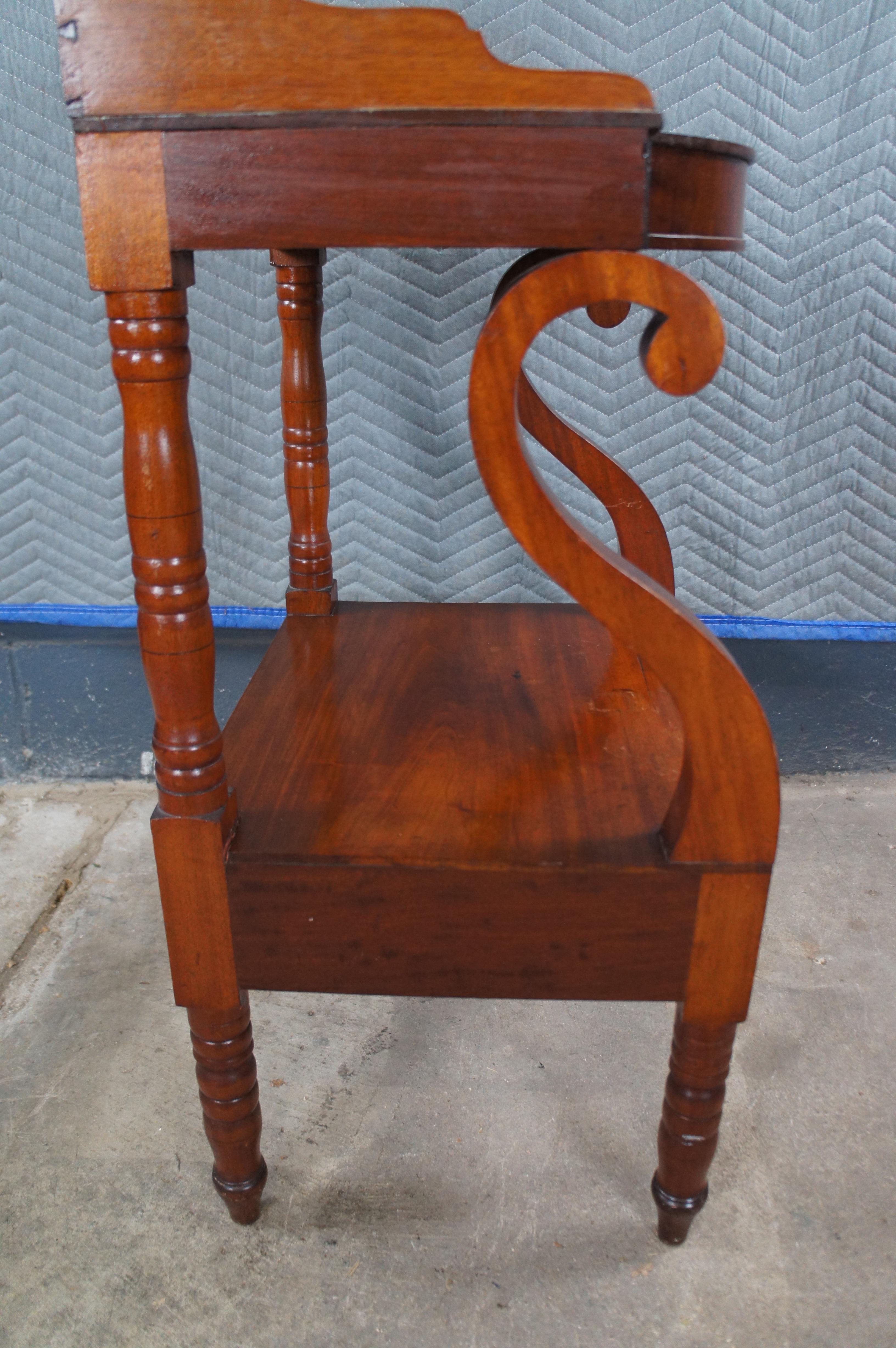 Ancienne table d'appoint à 2 niveaux en acajou flammé Empire américain 38