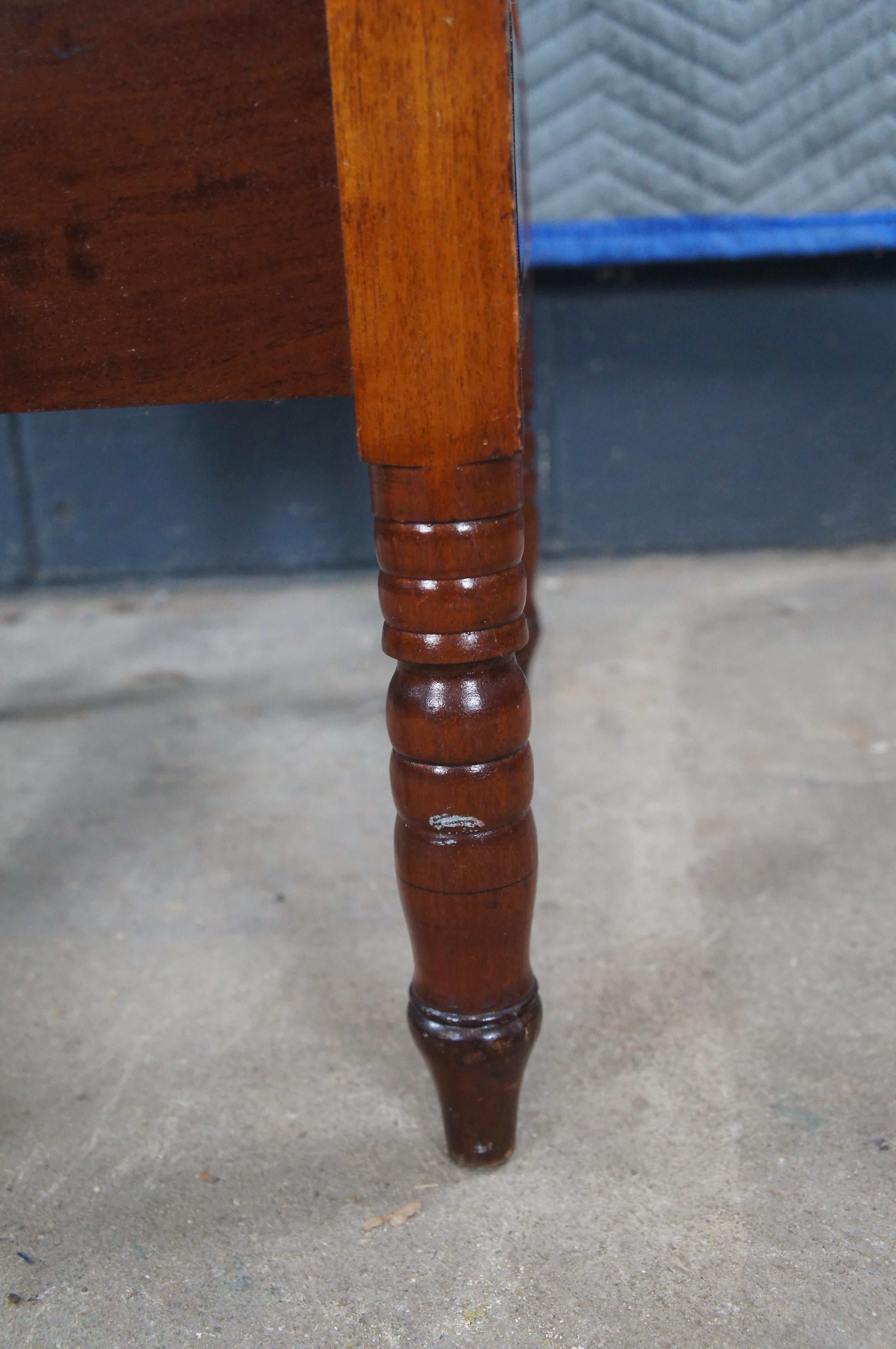 Ancienne table d'appoint à 2 niveaux en acajou flammé Empire américain 38