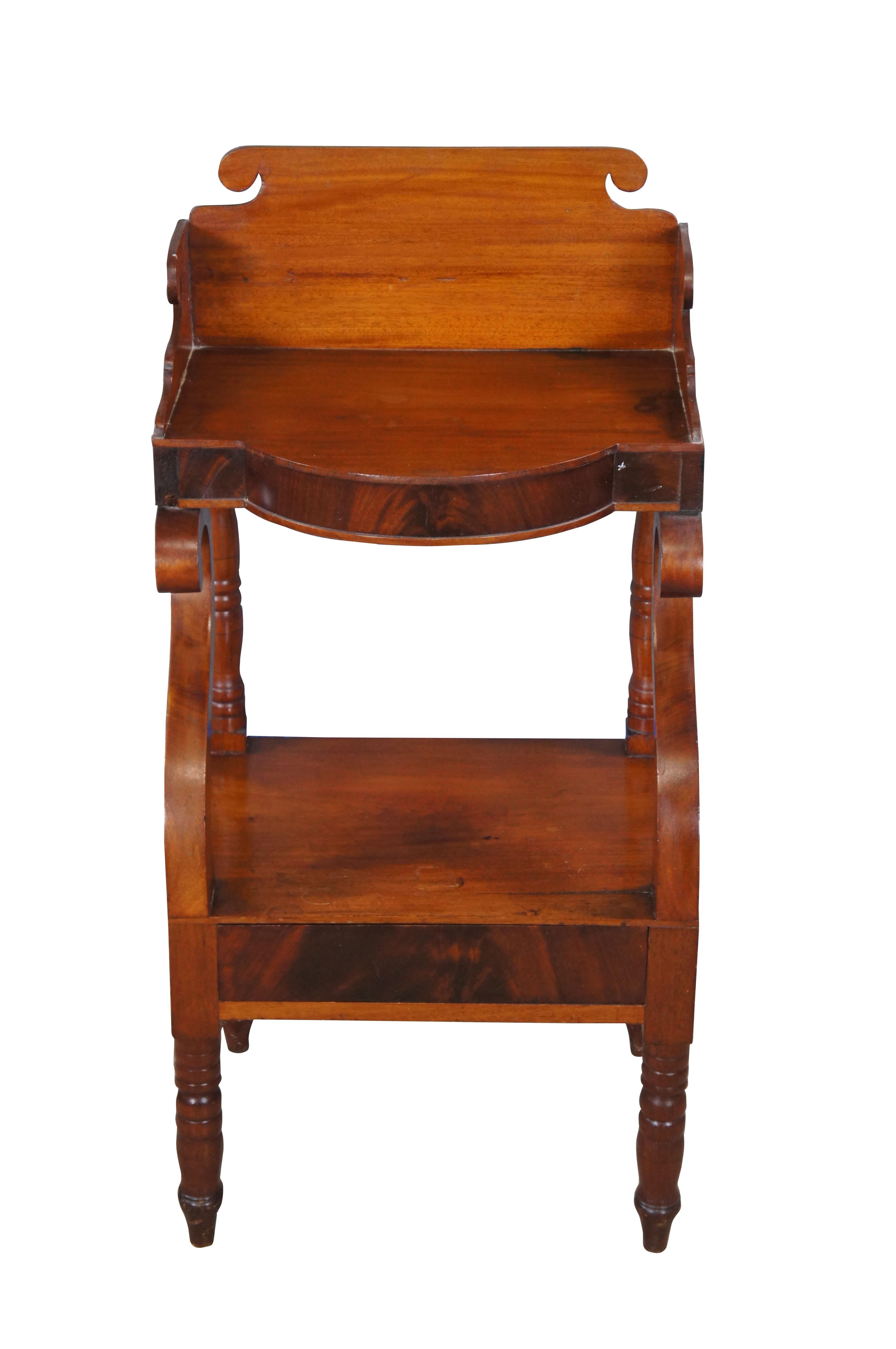 Ancienne table de toilette / table d'appoint de salon / table de nuit à deux niveaux.  En acajou flammé, de style Empire américain, avec une grande galerie supérieure entourant une étagère en arc de cercle, soutenue par des pieds chantournés et