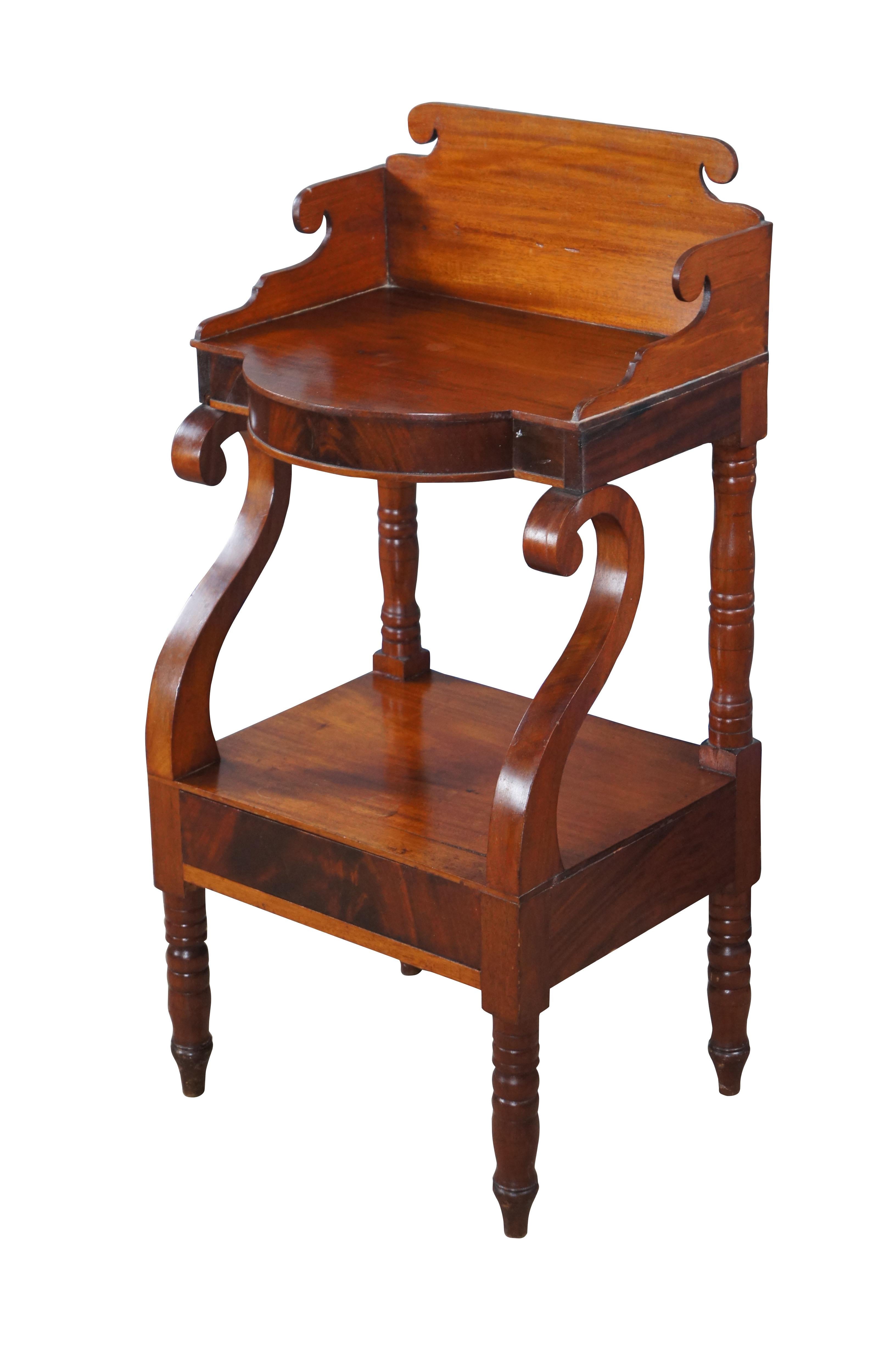 Américain Ancienne table d'appoint à 2 niveaux en acajou flammé Empire américain 38