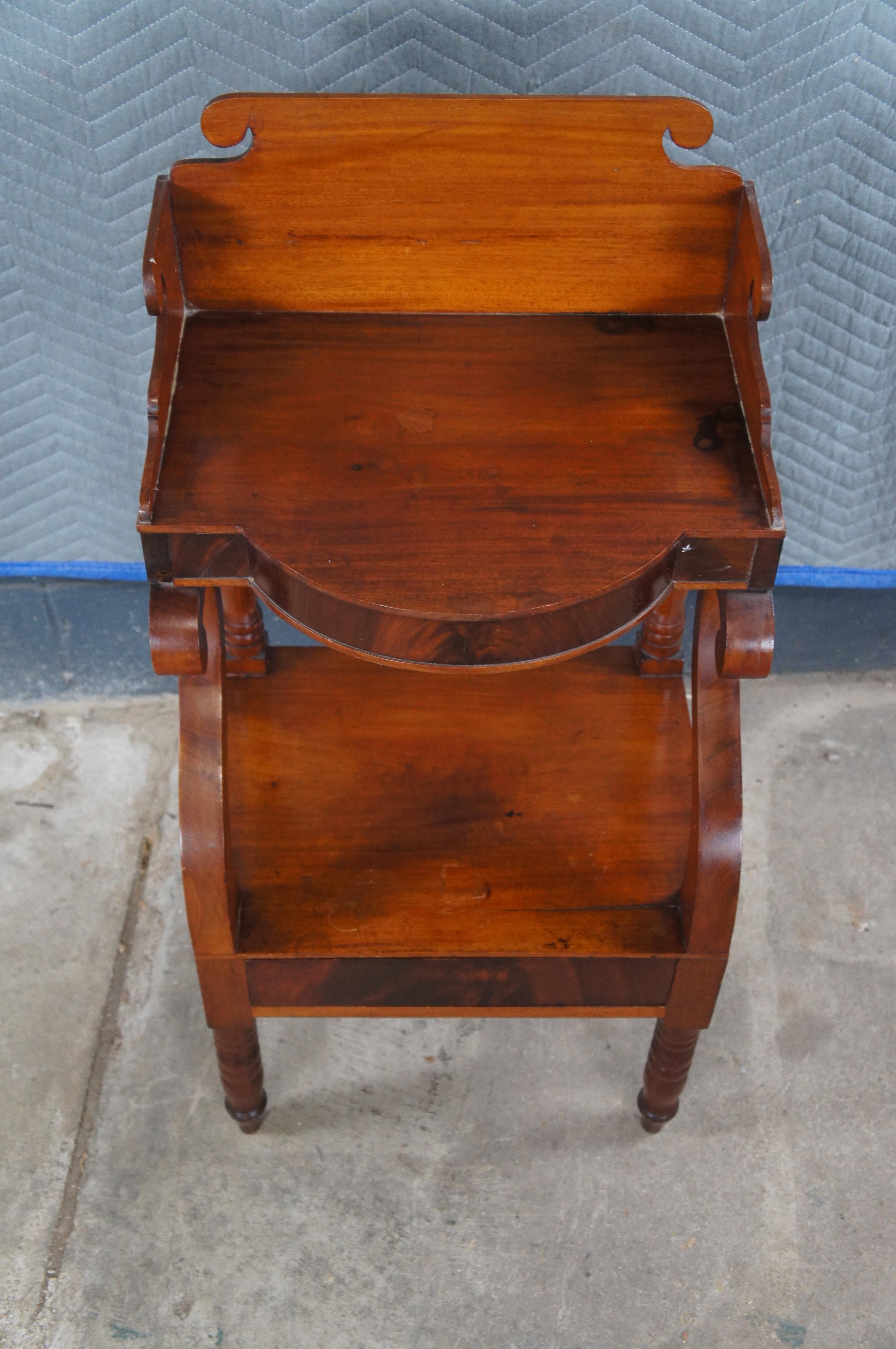 Ancienne table d'appoint à 2 niveaux en acajou flammé Empire américain 38