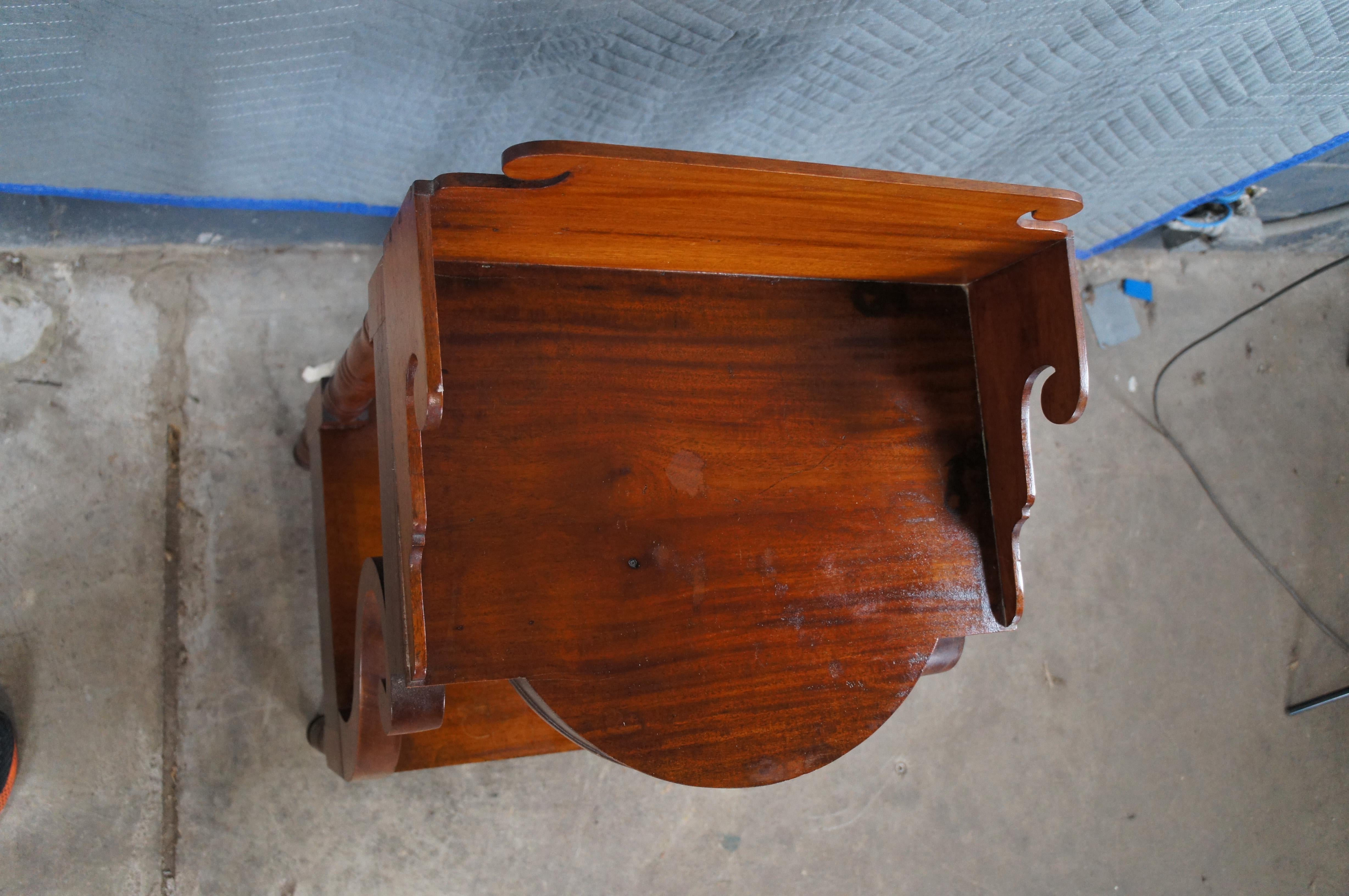 XIXe siècle Ancienne table d'appoint à 2 niveaux en acajou flammé Empire américain 38