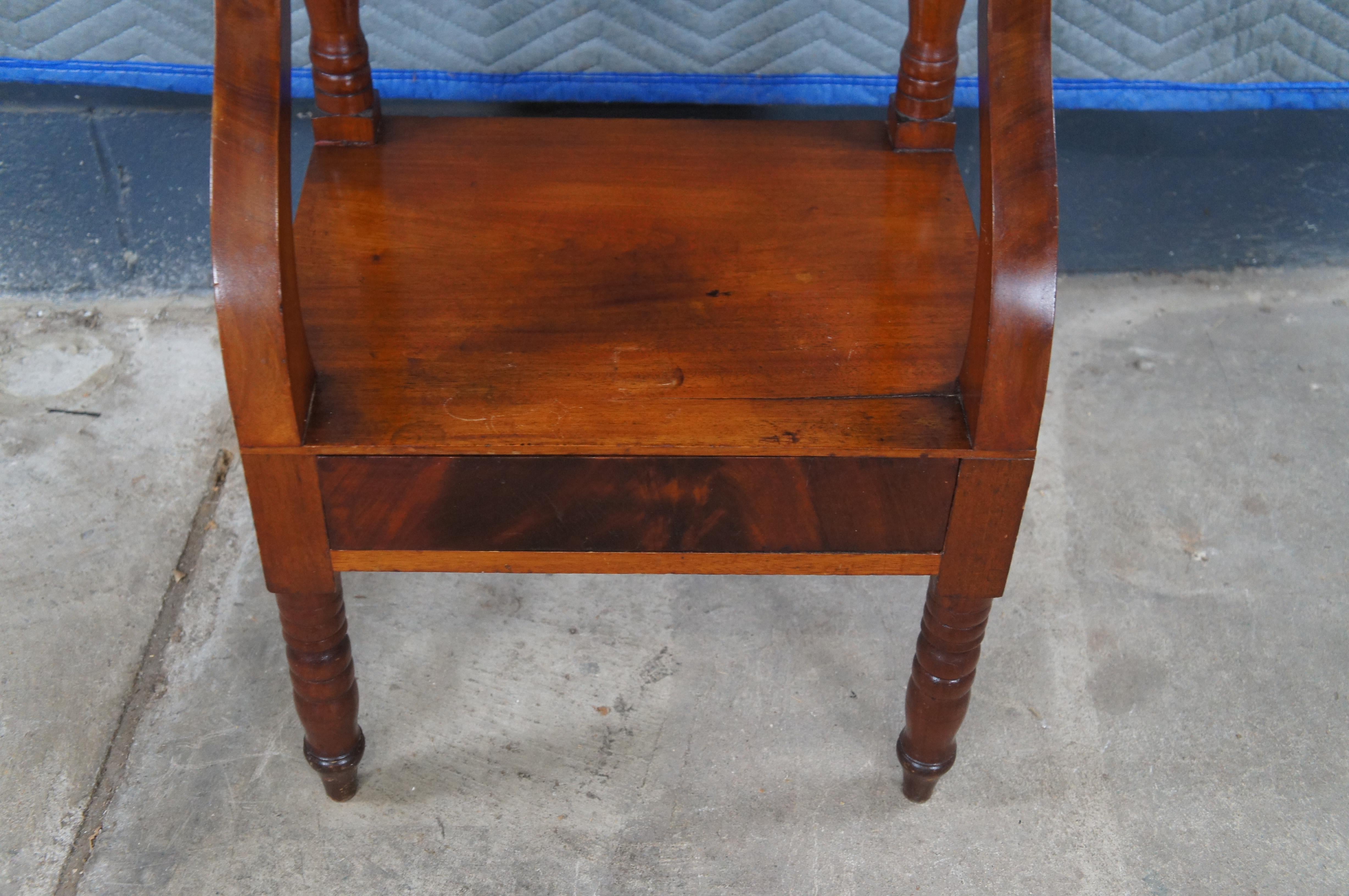 Acajou Ancienne table d'appoint à 2 niveaux en acajou flammé Empire américain 38