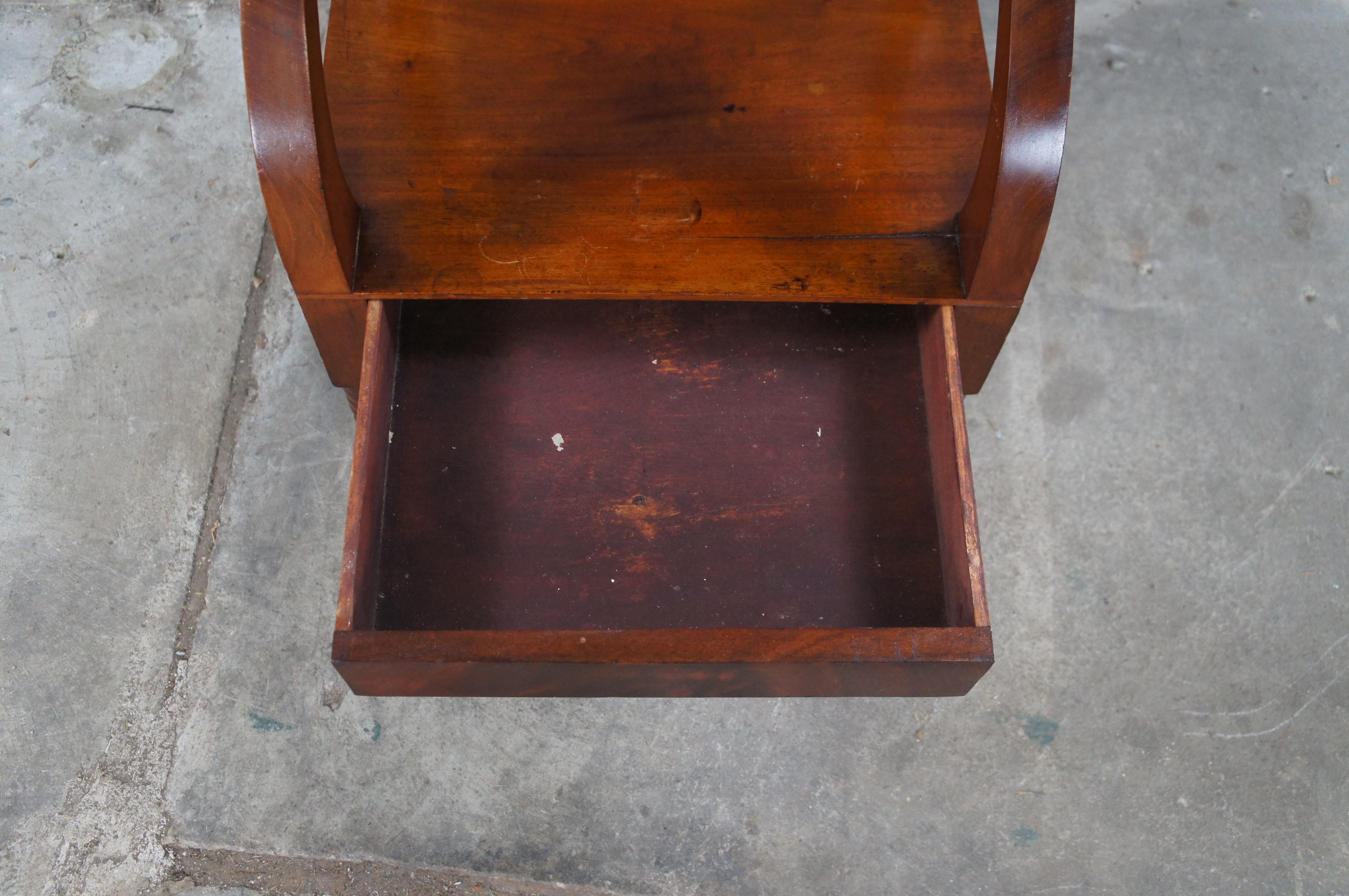 Ancienne table d'appoint à 2 niveaux en acajou flammé Empire américain 38