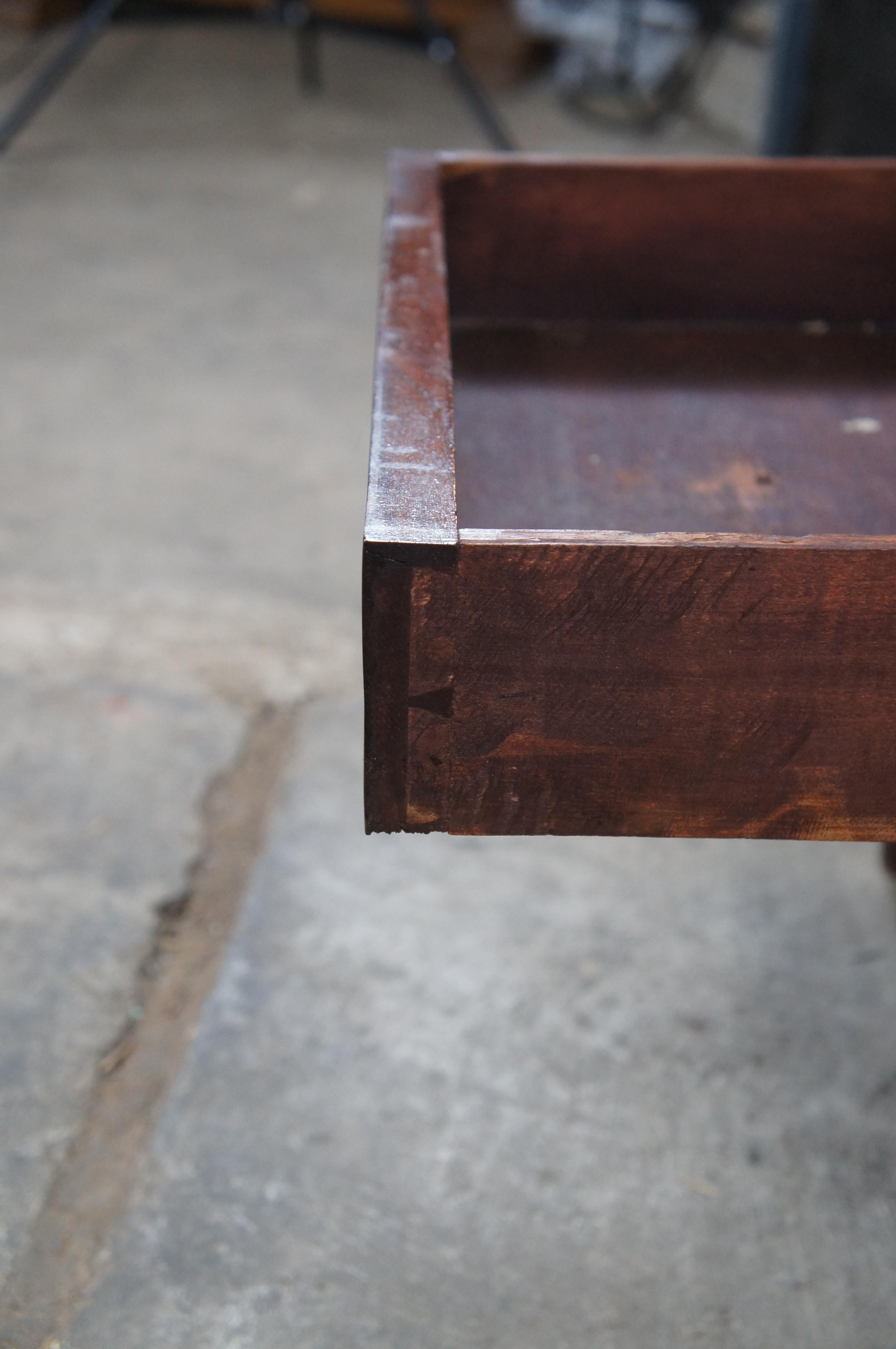 Ancienne table d'appoint à 2 niveaux en acajou flammé Empire américain 38