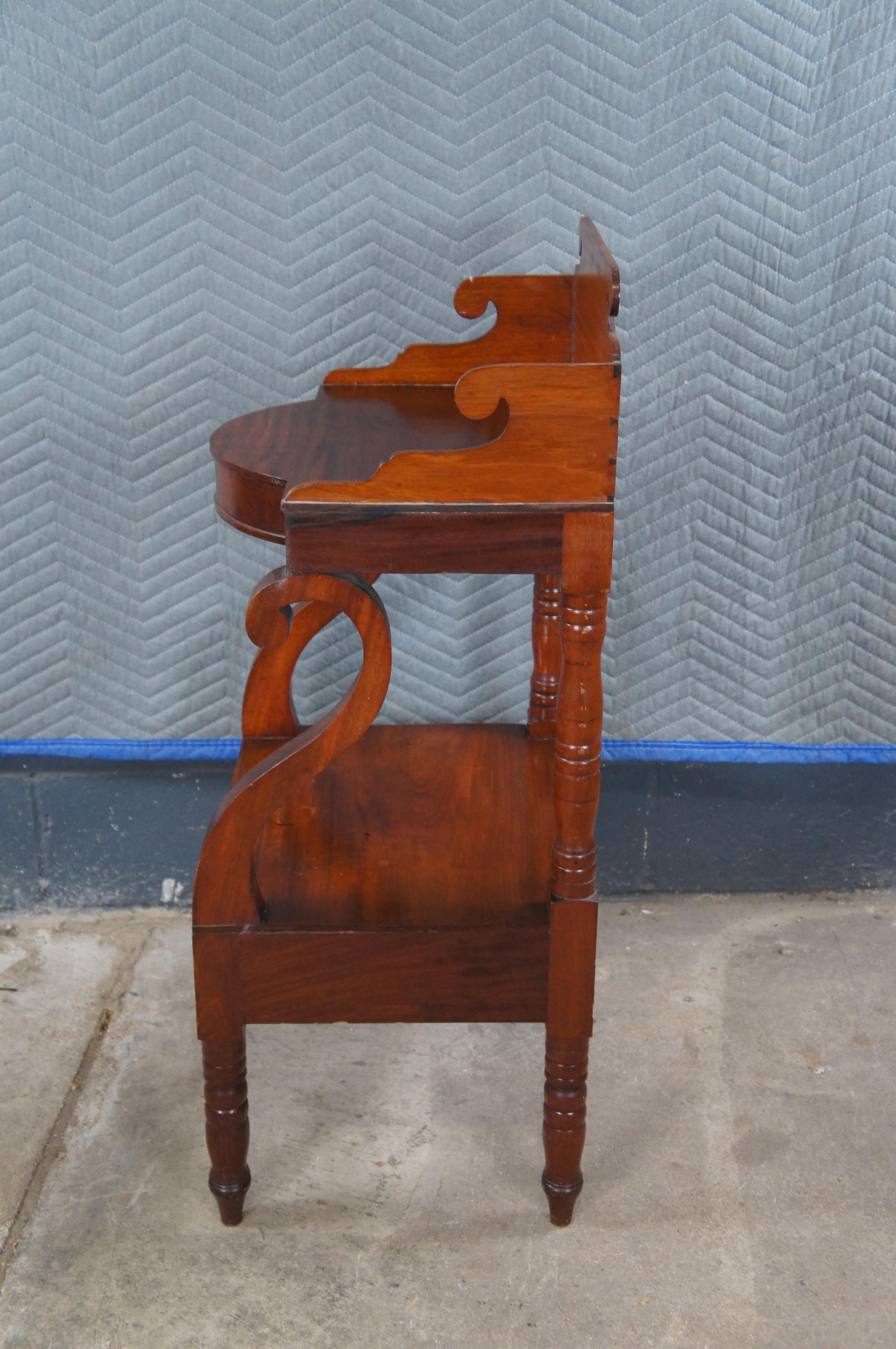 Ancienne table d'appoint à 2 niveaux en acajou flammé Empire américain 38