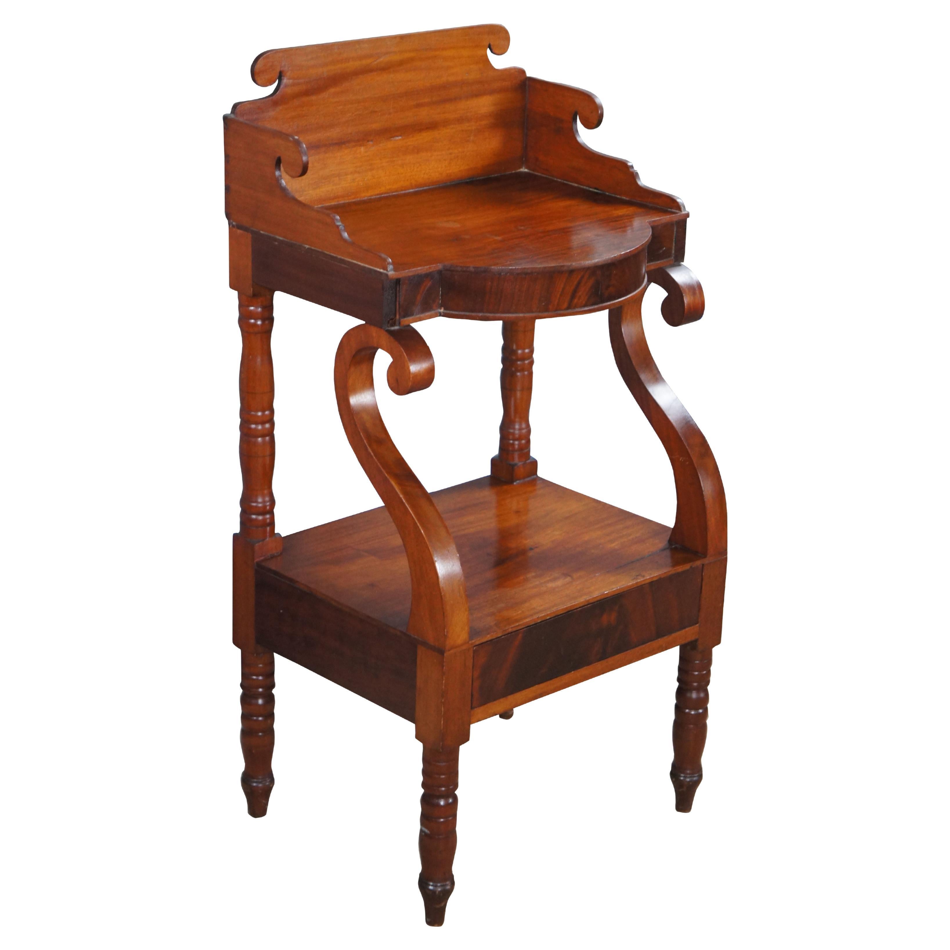 Ancienne table d'appoint à 2 niveaux en acajou flammé Empire américain 38" en vente