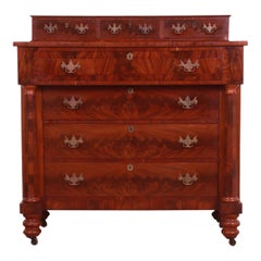 Ancienne commode américaine de style Empire en acajou flammé, vers 1850