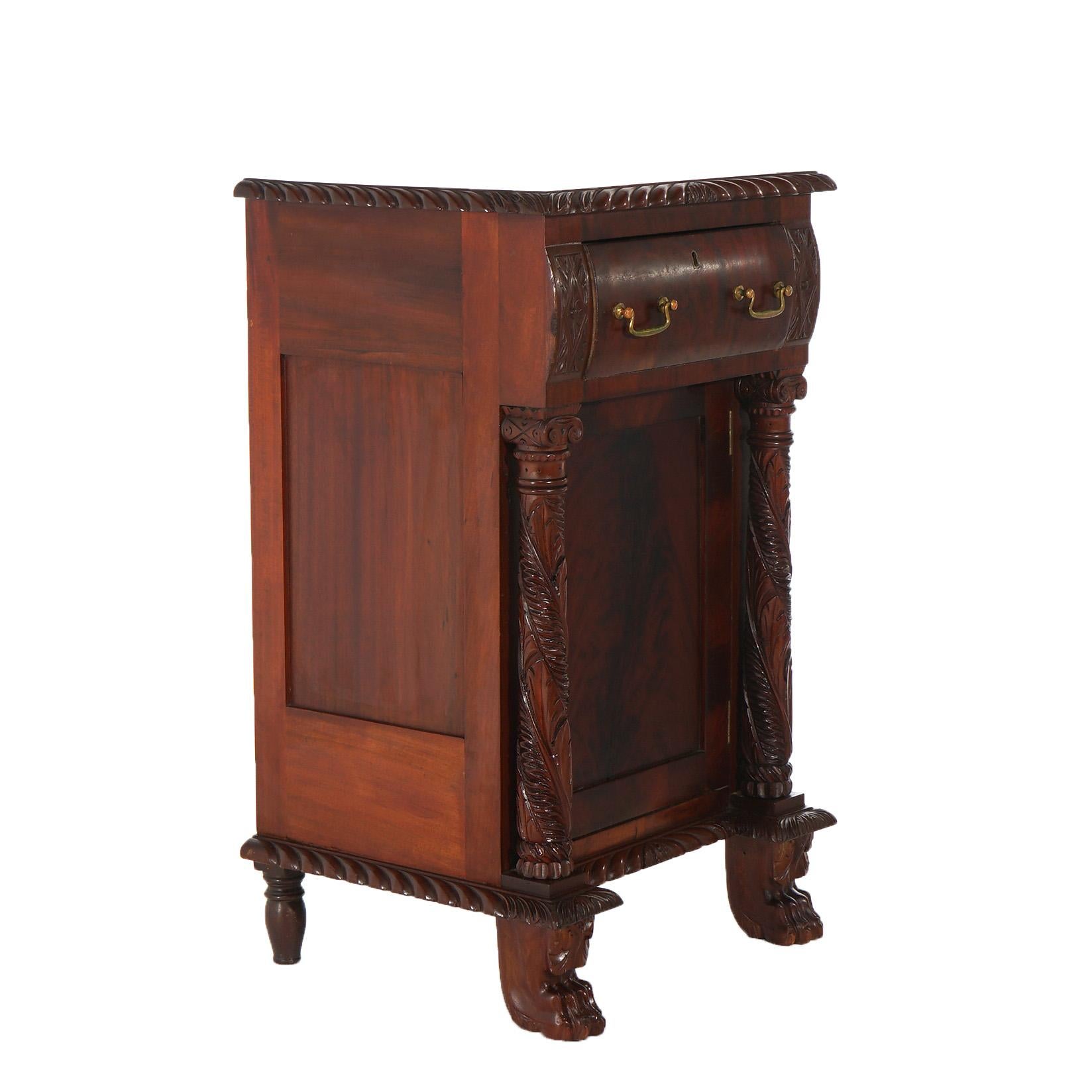 Stile impero americano Antica mezza commode americana in mogano a fiamma impero con bordi a gran fuoco del 1840 ca. in vendita