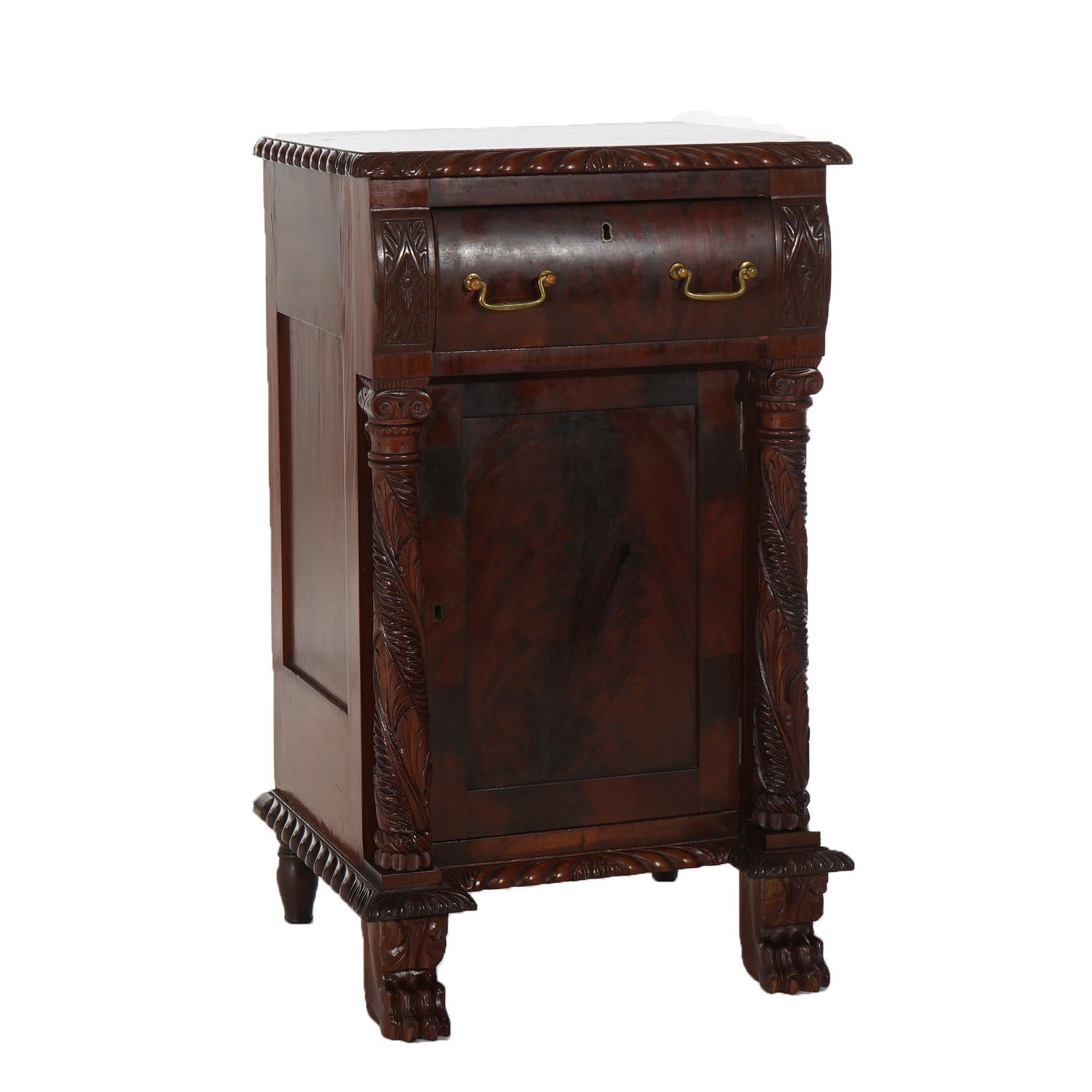 Intagliato Antica mezza commode americana in mogano a fiamma impero con bordi a gran fuoco del 1840 ca. in vendita